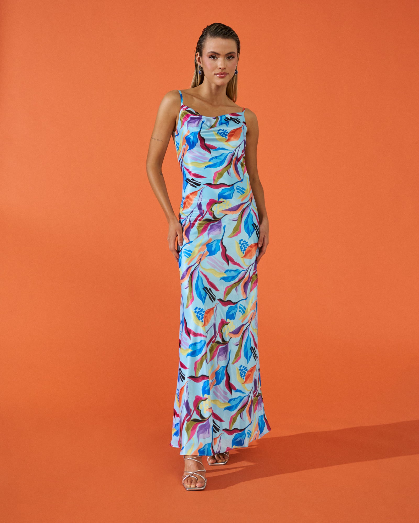 Vestido invitada Hera Estampado Tropical largo lencero escote y espalda caído  