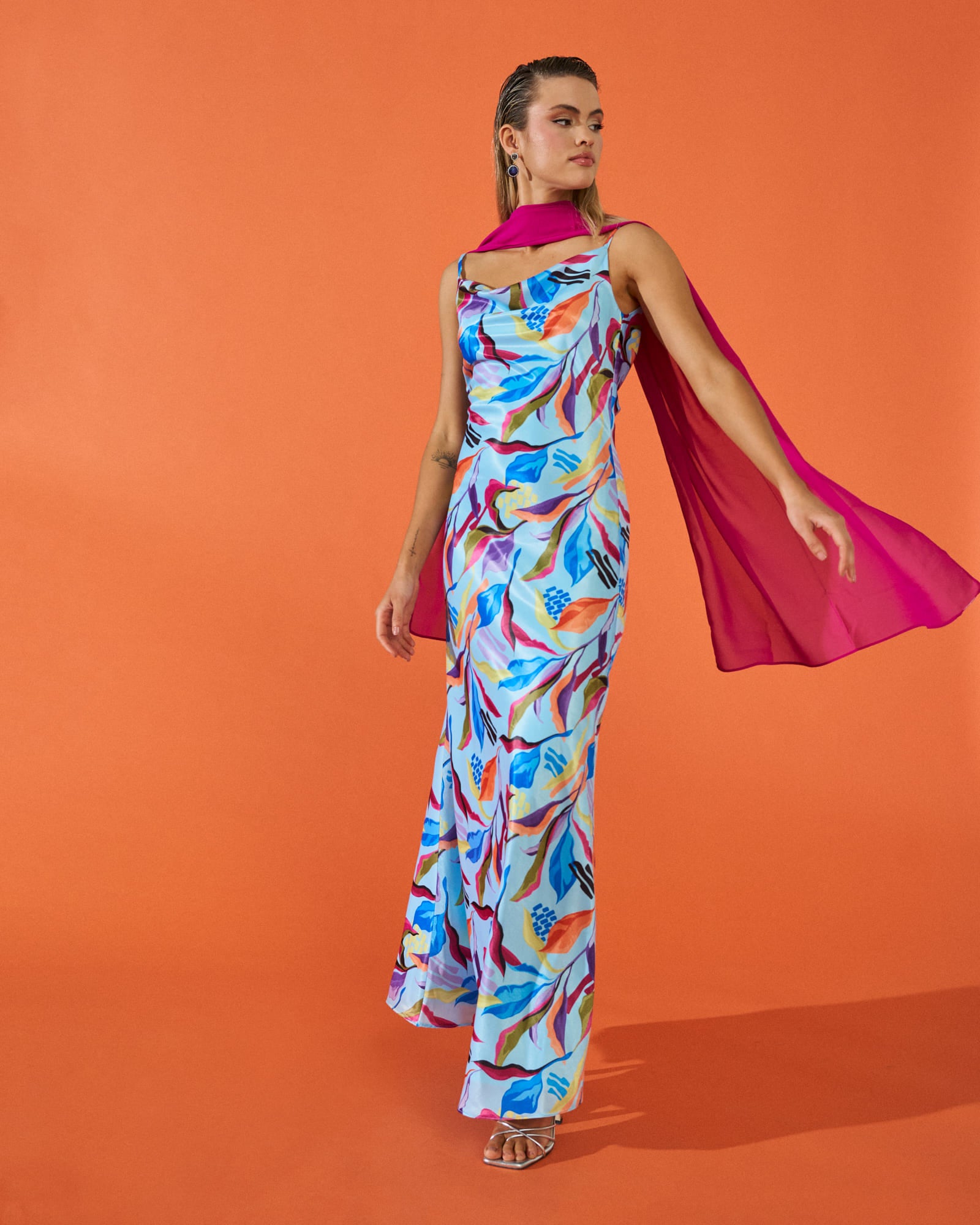 Vestido invitada Hera Estampado Tropical largo lencero escote y espalda caído  