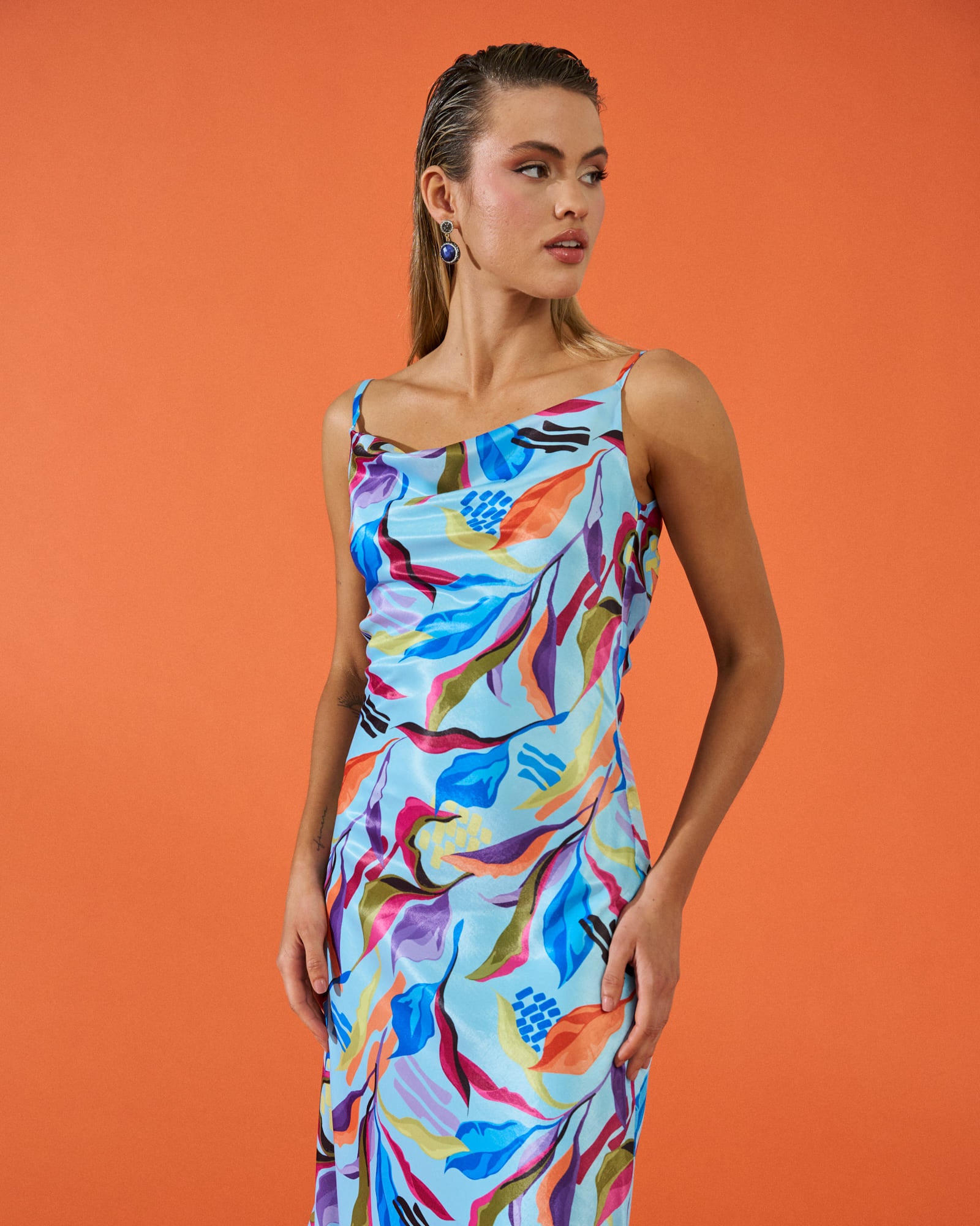 Vestido invitada Hera Estampado Tropical largo lencero escote y espalda caído  