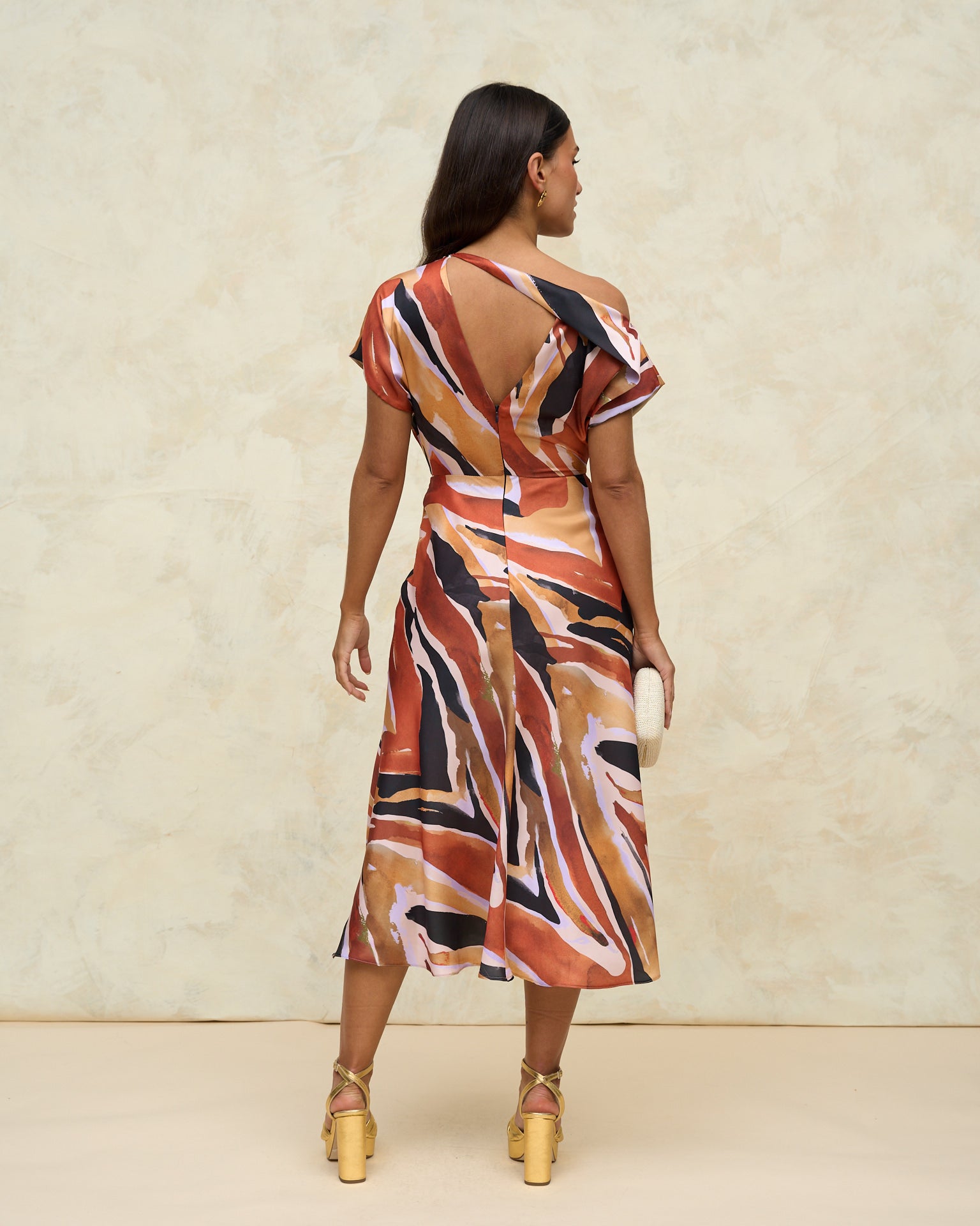 Vestido invitada  Romina Animal Print midi escote asimétrico  manga corta espalda pico