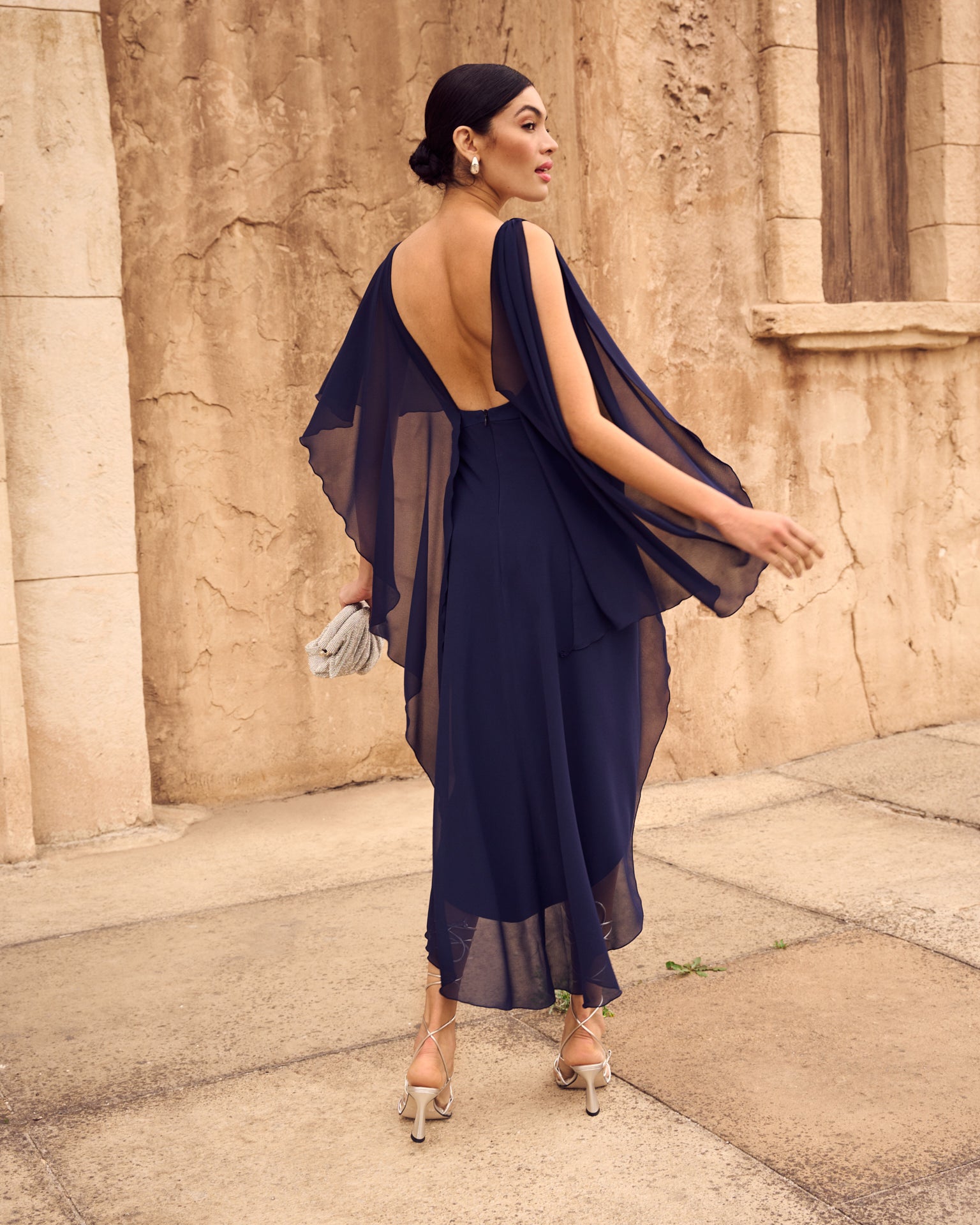Vestido invitada  evento Grecia  Marino largo asimétrico espalda descubierta y escote de pico abertura delantera 