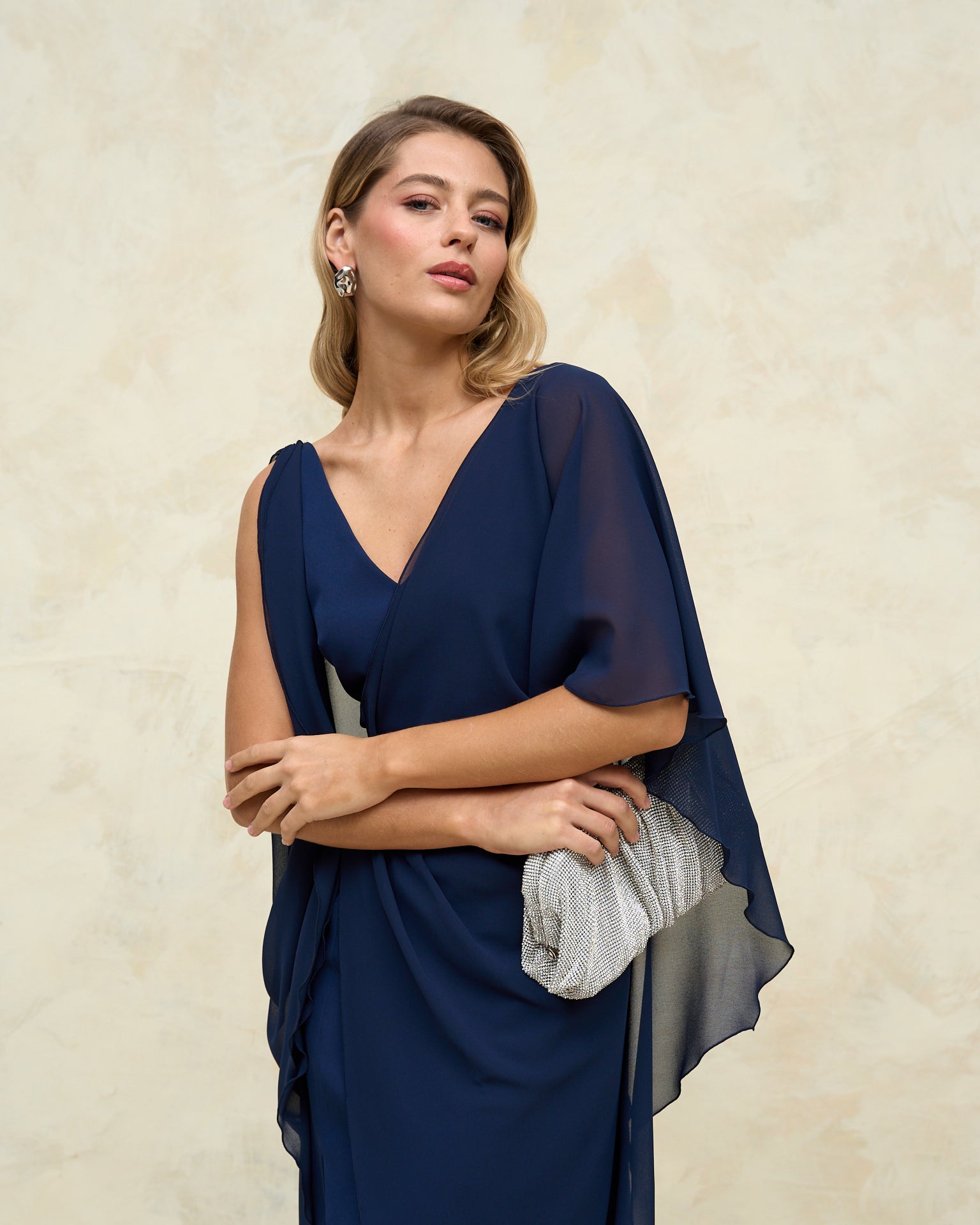 Vestido invitada  evento Grecia  Marino largo asimétrico espalda descubierta y escote de pico abertura delantera 