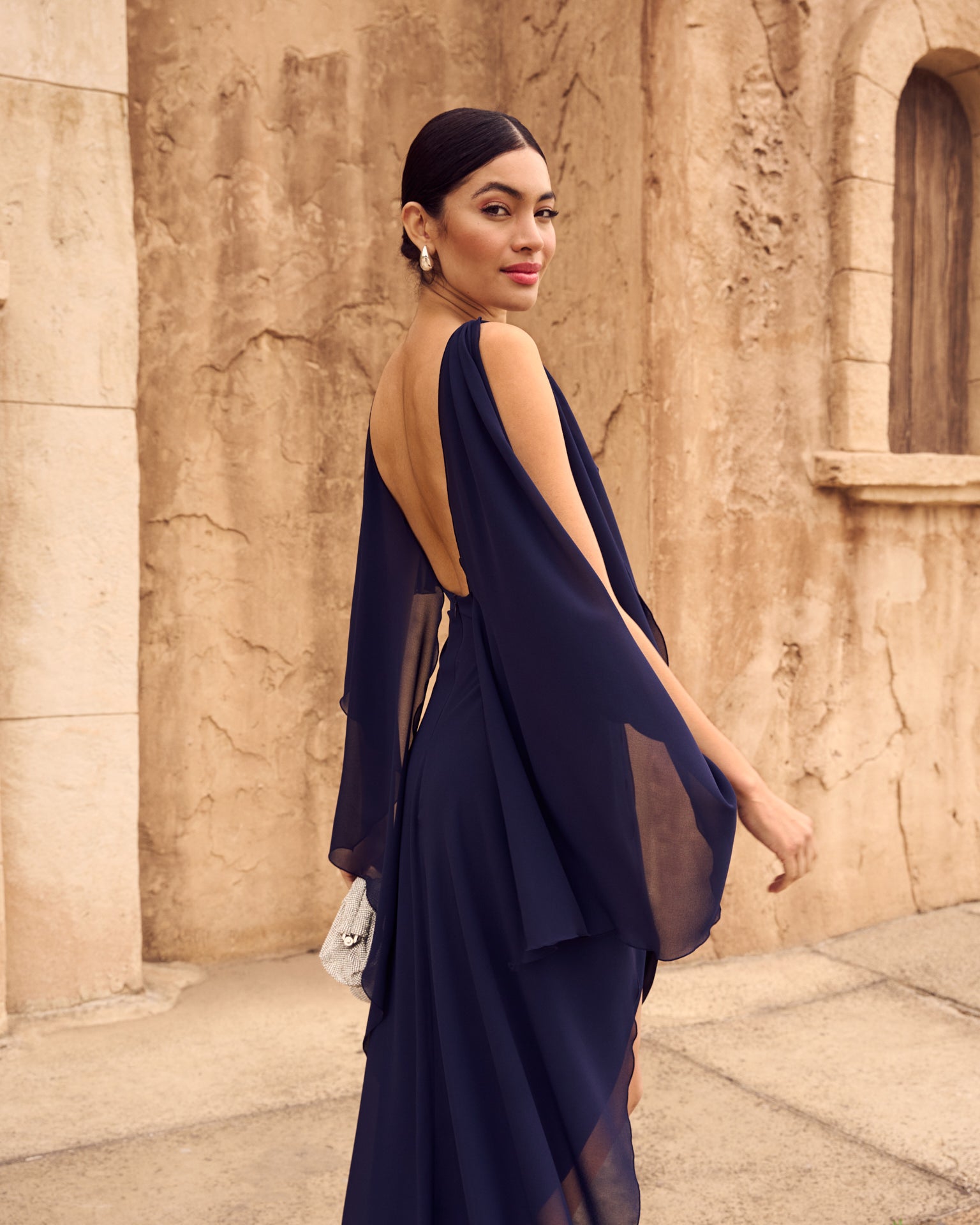 Vestido invitada  evento Grecia  Marino largo asimétrico espalda descubierta y escote de pico abertura delantera 