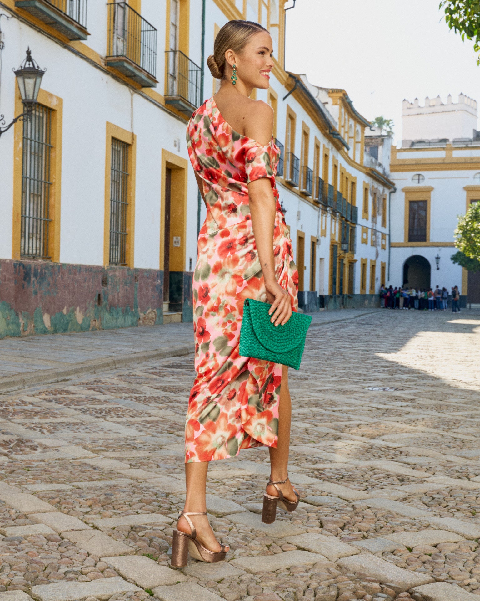 
Vestido invitada evento Lucía Estampado Floral midi  asimétrico abertura pierna 
