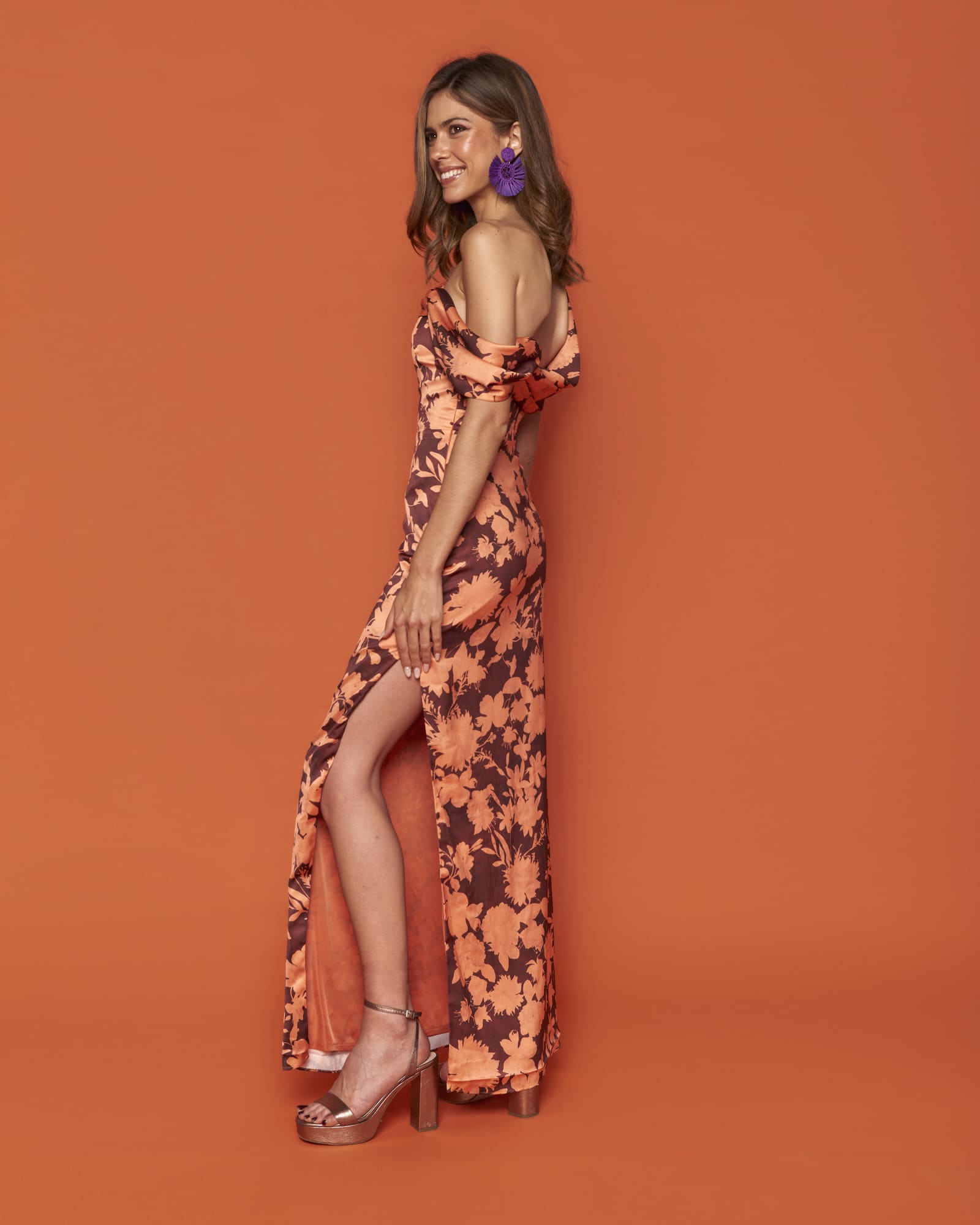 Vestido invitada evento Oriana Estampado Floral Naranja largo satén estampado escote asimétrico de palabra de honor abertura lateral 