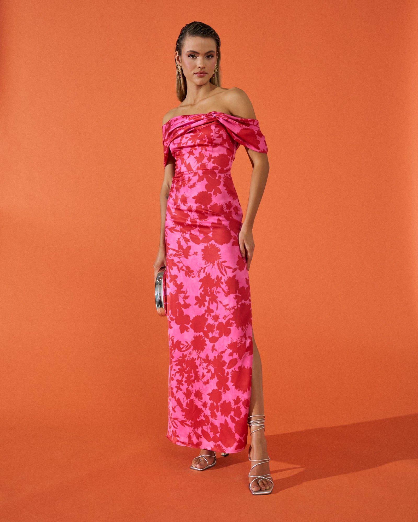 
Vestido invitada evento Oriana Estampado Floral Rosa largo satén estampado escote asimétrico de palabra de honor abertura lateral 
