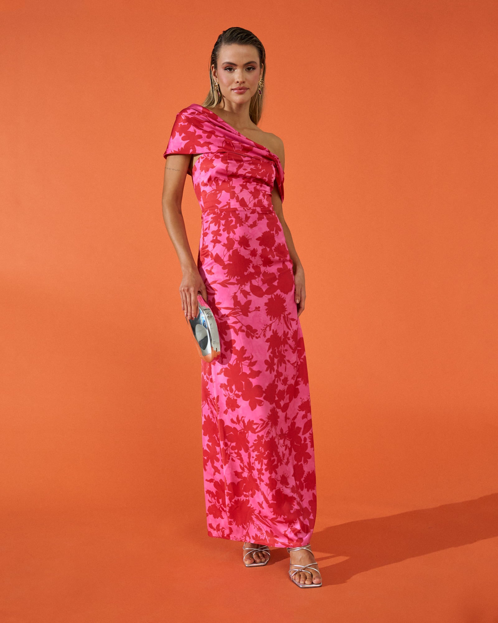 
Vestido invitada evento Oriana Estampado Floral Rosa largo satén estampado escote asimétrico de palabra de honor abertura lateral 
