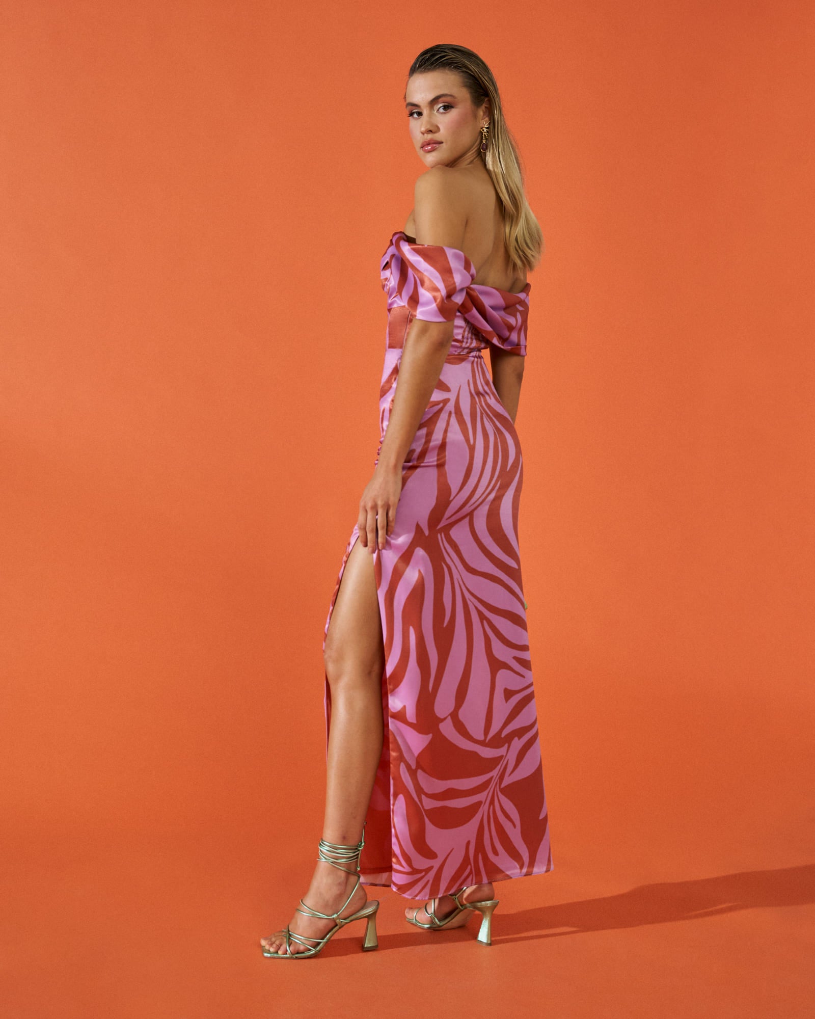 Vestido invitada evento Oriana cebra largo satén estampado escote asimétrico de palabra de honor abertura lateral 