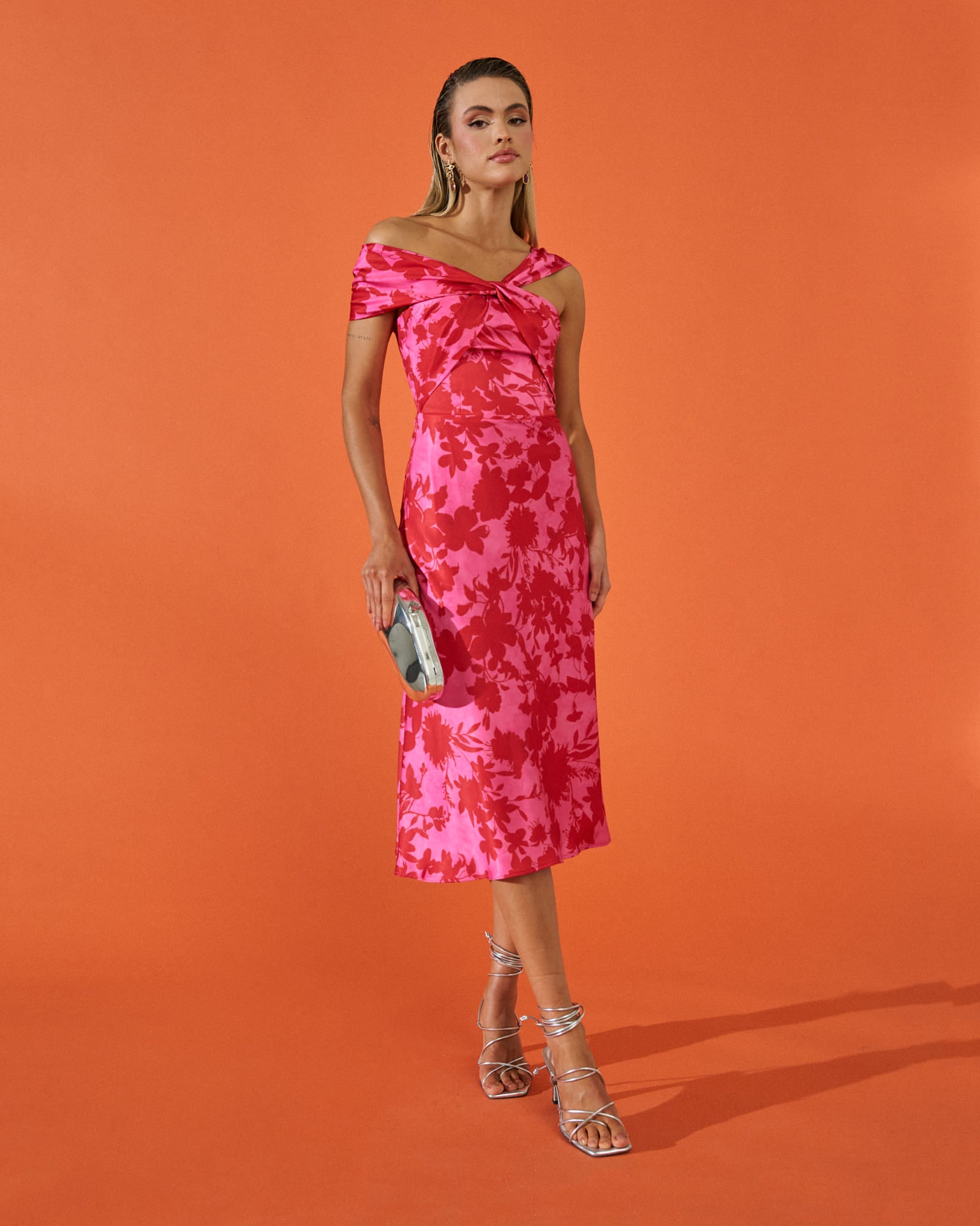 Vestido invitada evento reme Floral rosa escote bardot con nudo en el pecho midi