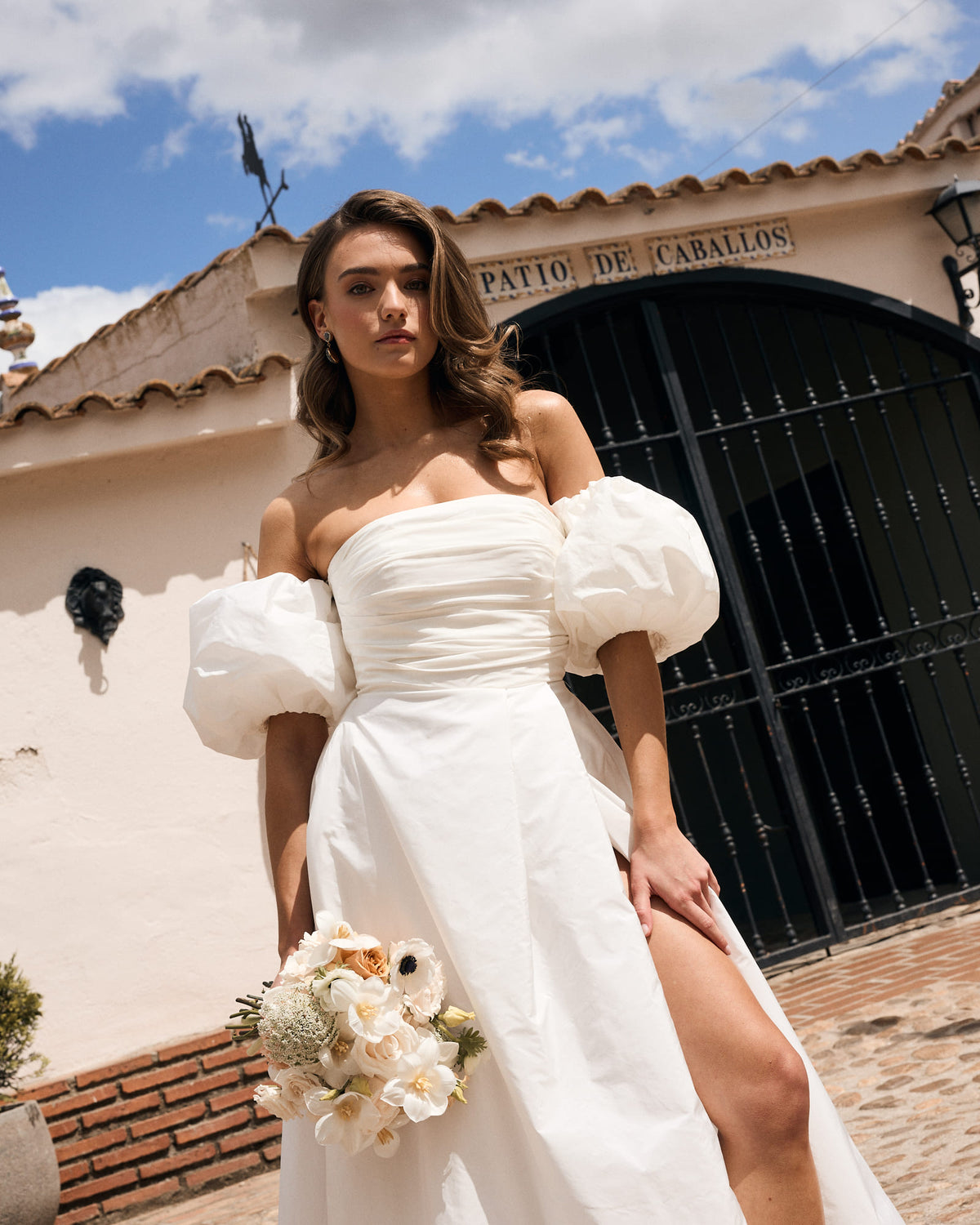 Vestido novia segundo vestido Dafne largo escote palabra de honor mangas abullonadas abertura falda