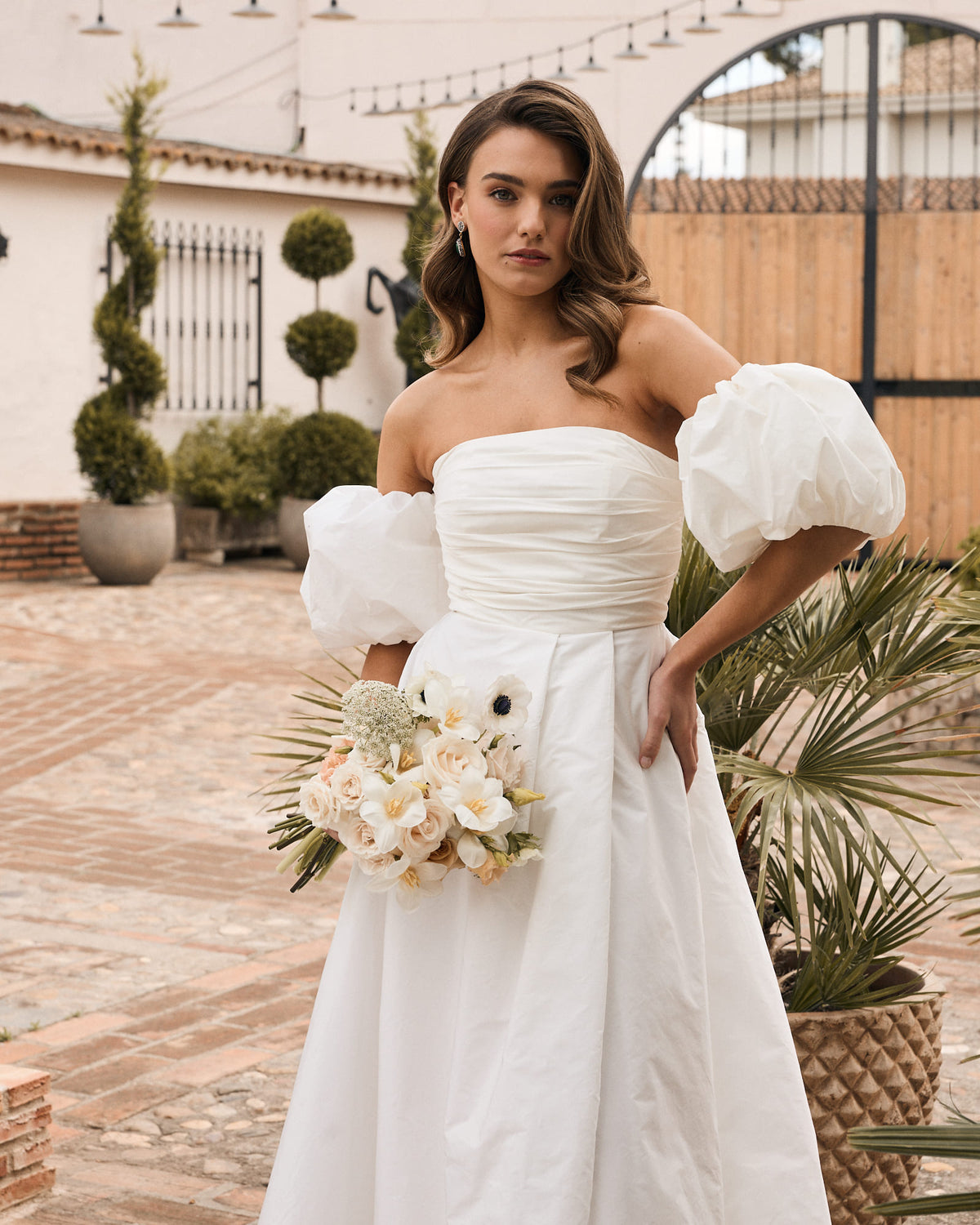 Vestido novia segundo vestido Dafne largo escote palabra de honor mangas abullonadas abertura falda