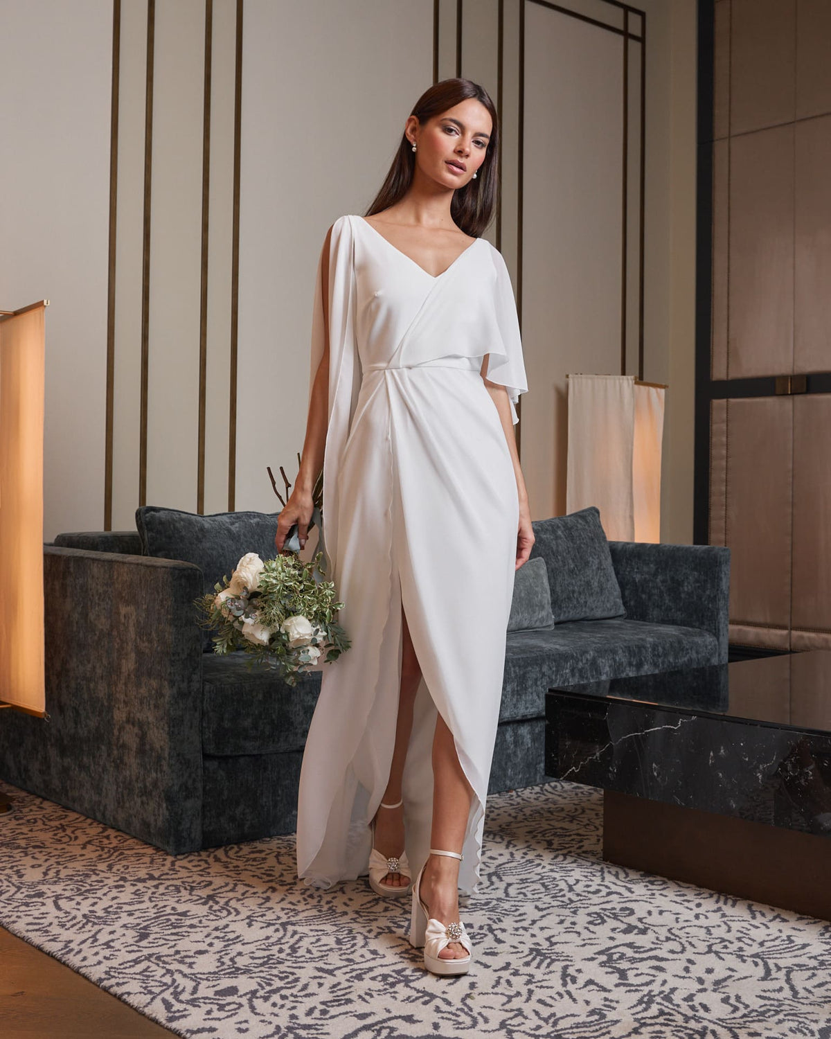 Vestido novia  segundo vestido Grecia largo espalda descubierta y escote de pico abertura delantera 