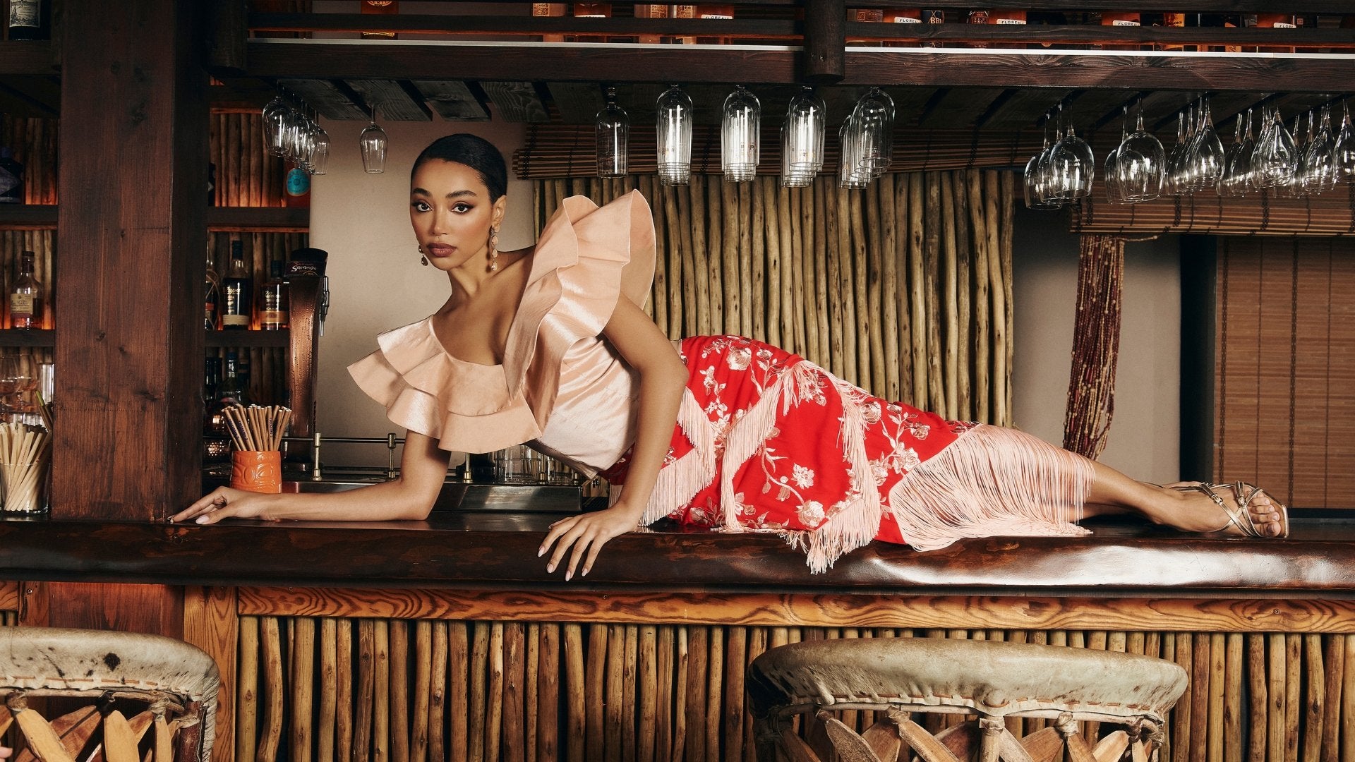 MIPHAI Banner Coleccion Ritmo de Palma Tumbada en Barra Tropical con Top Azucena Beige y Falda Adela Rojo con Flecos