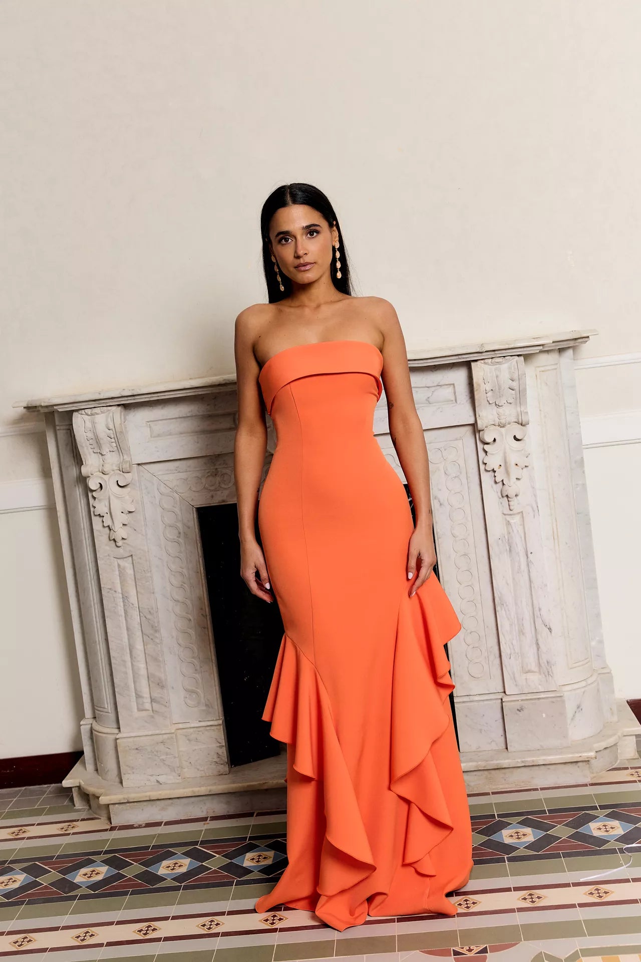 MIPHAI Vestido Begonia Naranja Invitada Pose