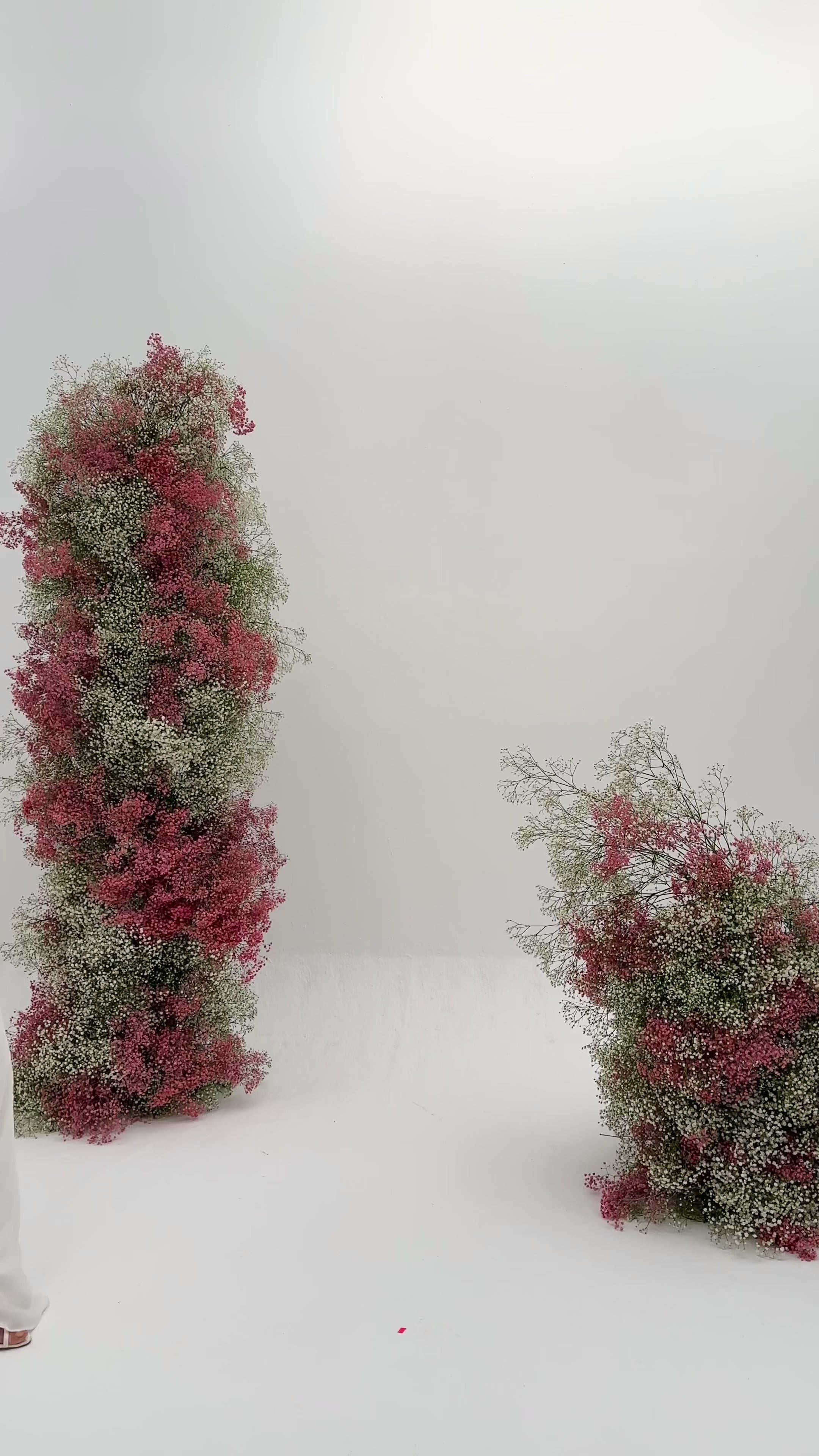 Vestido de novia Lavanda, escote en pico, mangas de organza, línea de botones frontales y abertura delantera.