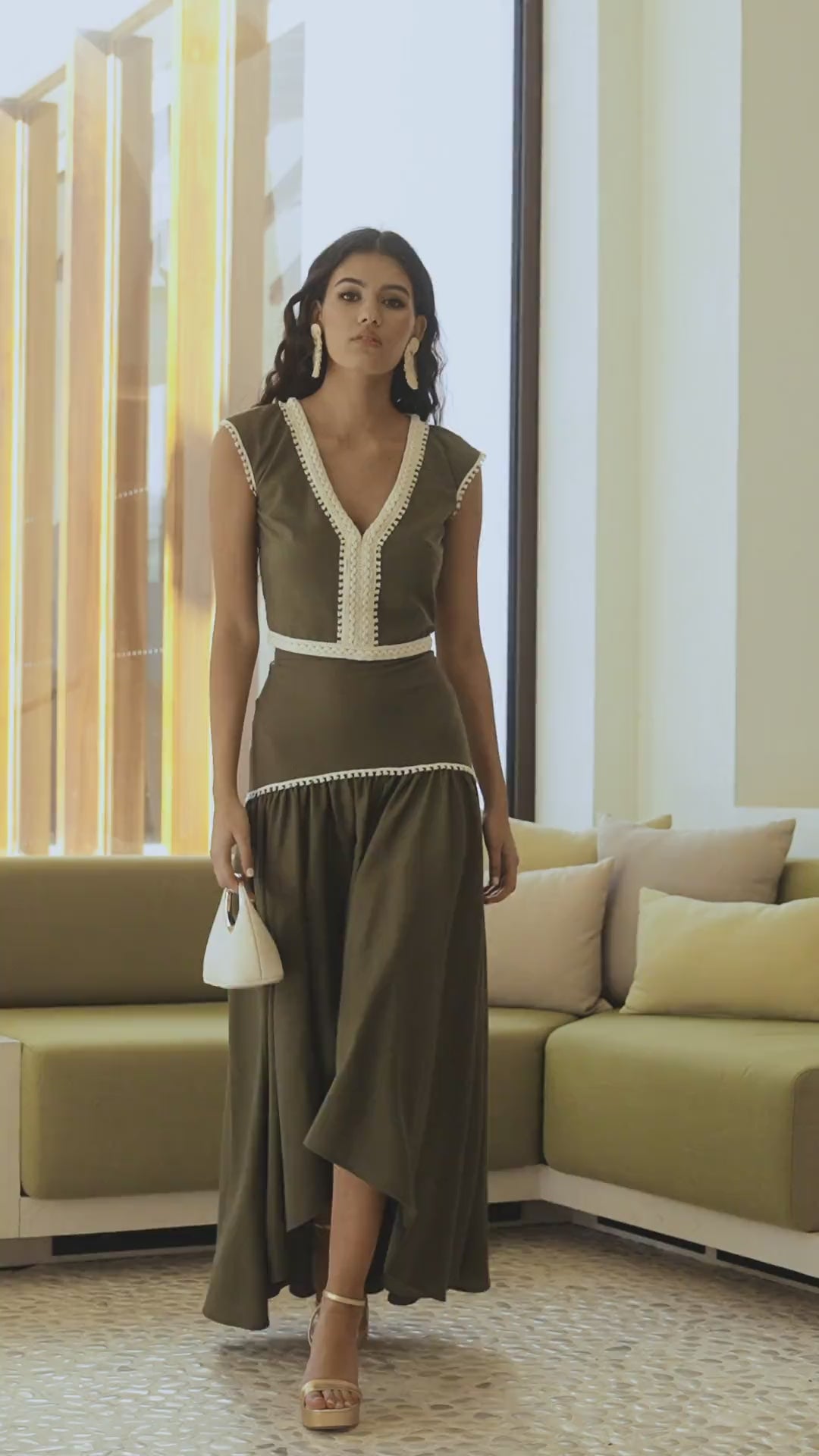 Falda Mambo Verde en lino , con corte asimétrico, cinta bolilla con flecos y cremallera trasera