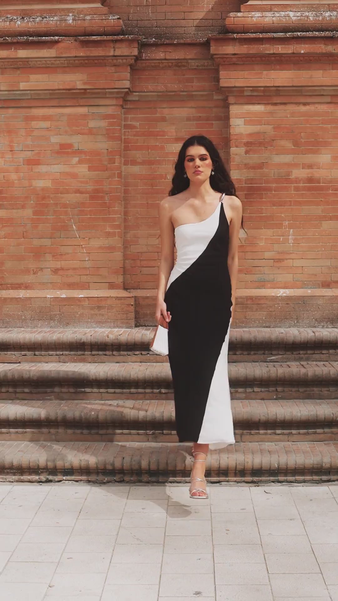 Vestido midi Dalia Bicolor negro y blanco con escote asimétrico y un aplique metálico dorado en el hombro