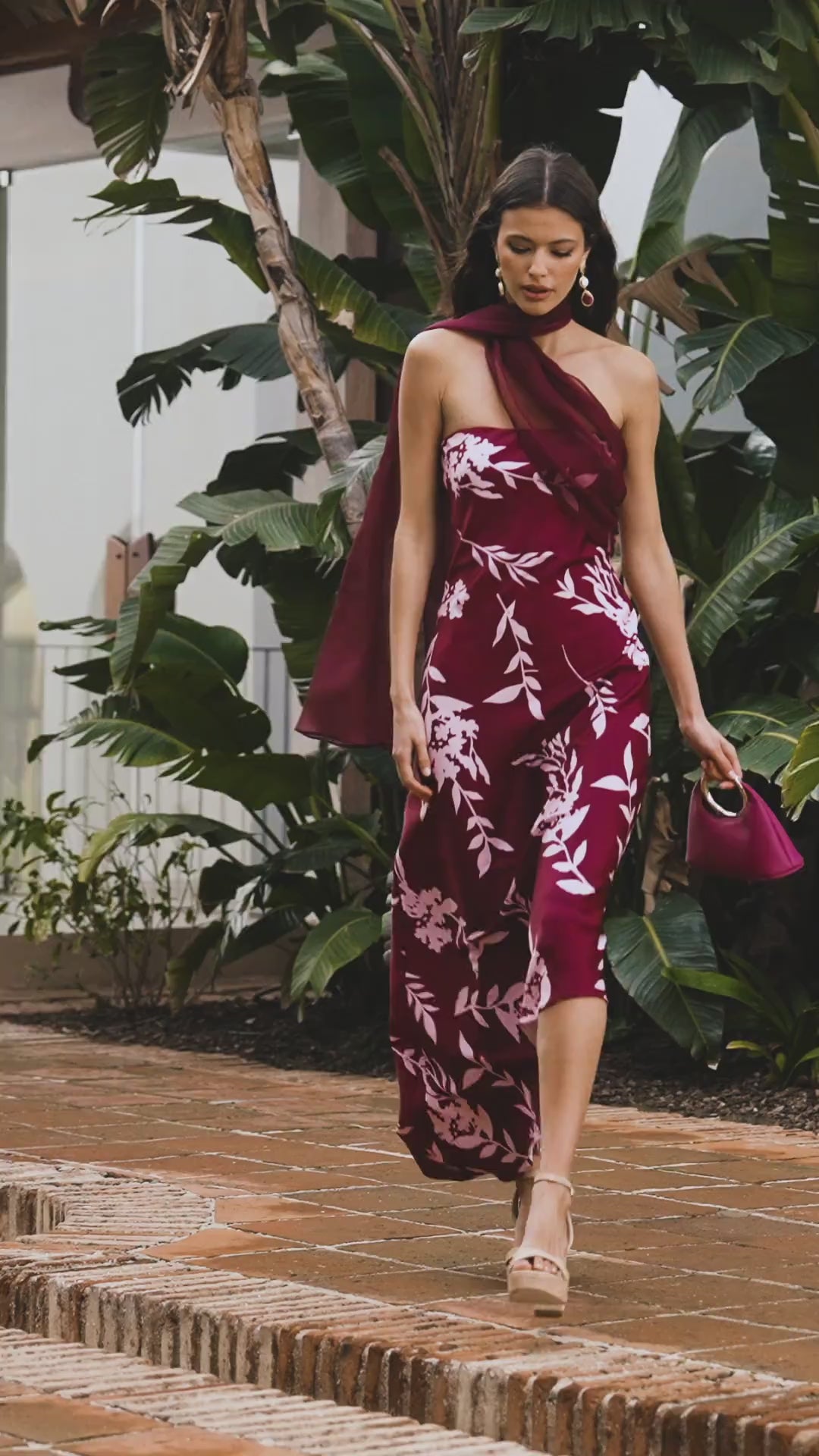 Vestido Musa Estampado Buganvilla con escote palabra de honor, chal multiposición y corte asimétrico.