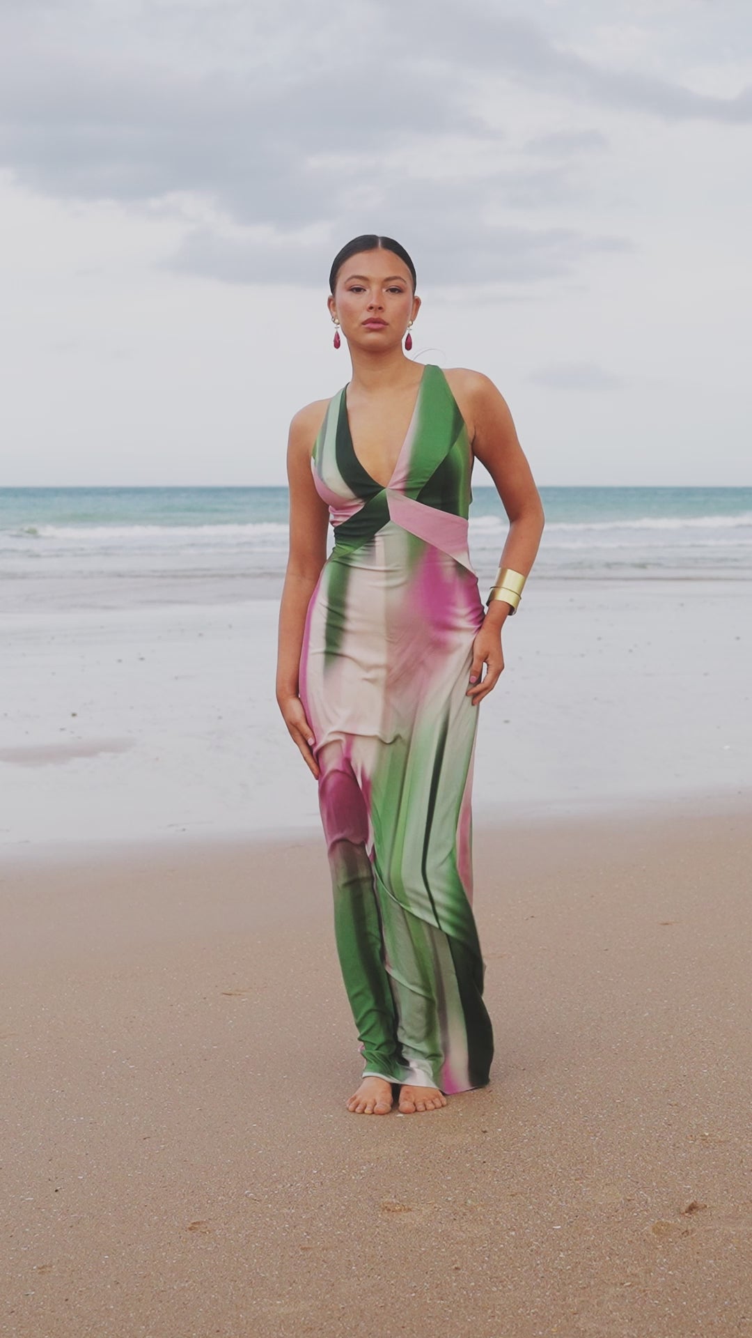 Vestido Largo Lina en raso estampado en tonos verdosos y lilas con escote en pico, espalda cruzada y falda fluida