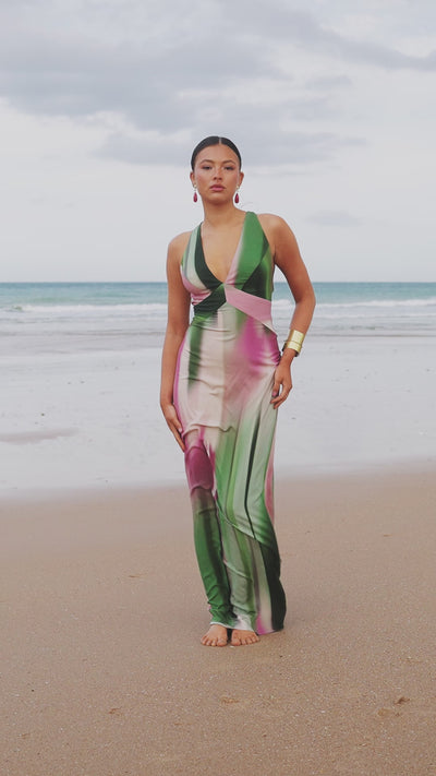 Vestido Largo Lina en raso estampado en tonos verdosos y lilas con escote en pico, espalda cruzada y falda fluida