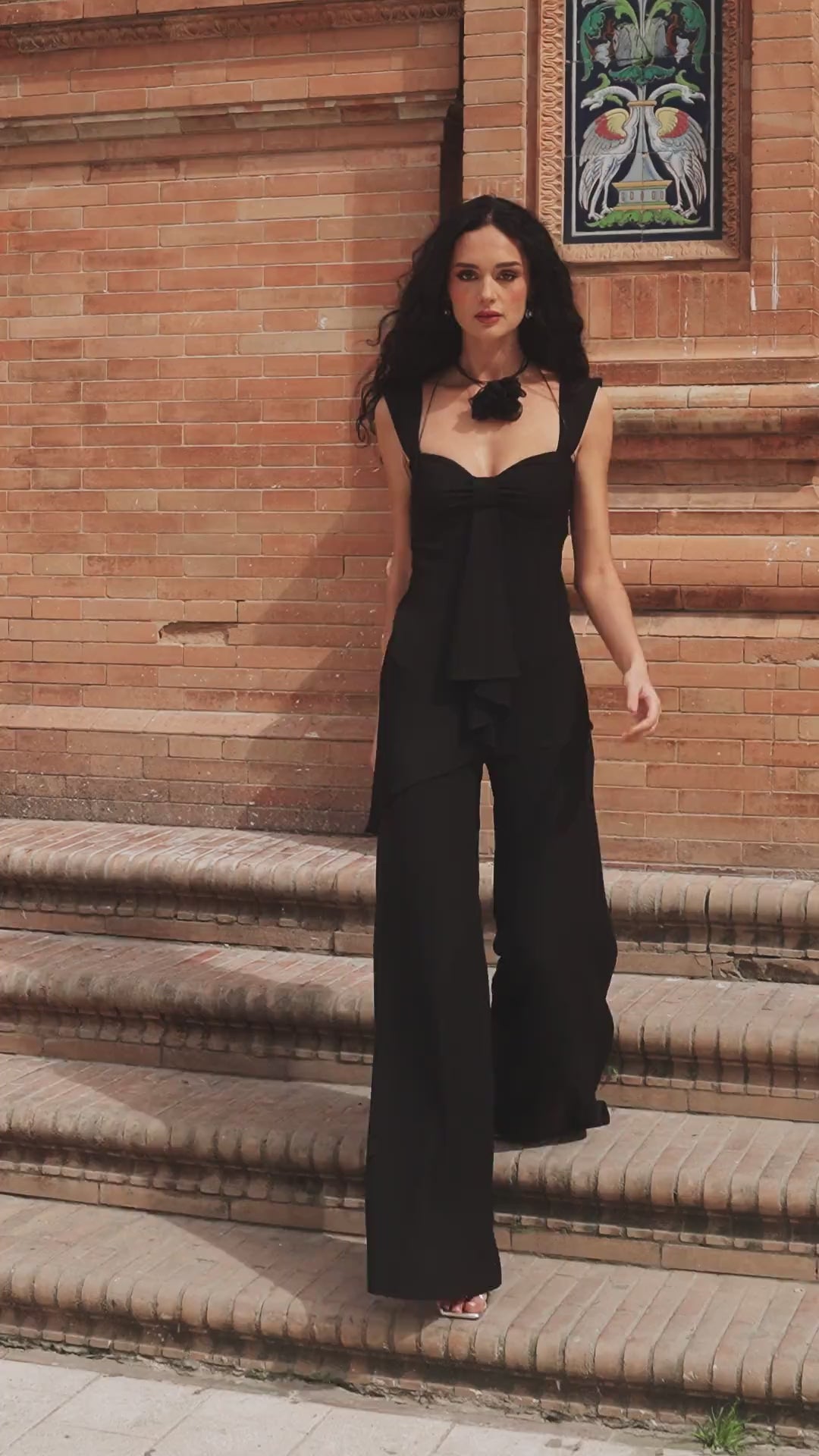 Pantalón Salsa Negro de tiro alto y corte acampanado, con cremallera invisible y pinzas delanteras.