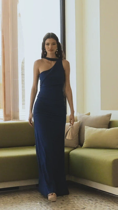 Descubre nuestro Top Oasis Azul Marino. Con escote asimétrico, drapeado lateral y chal multiposición, 