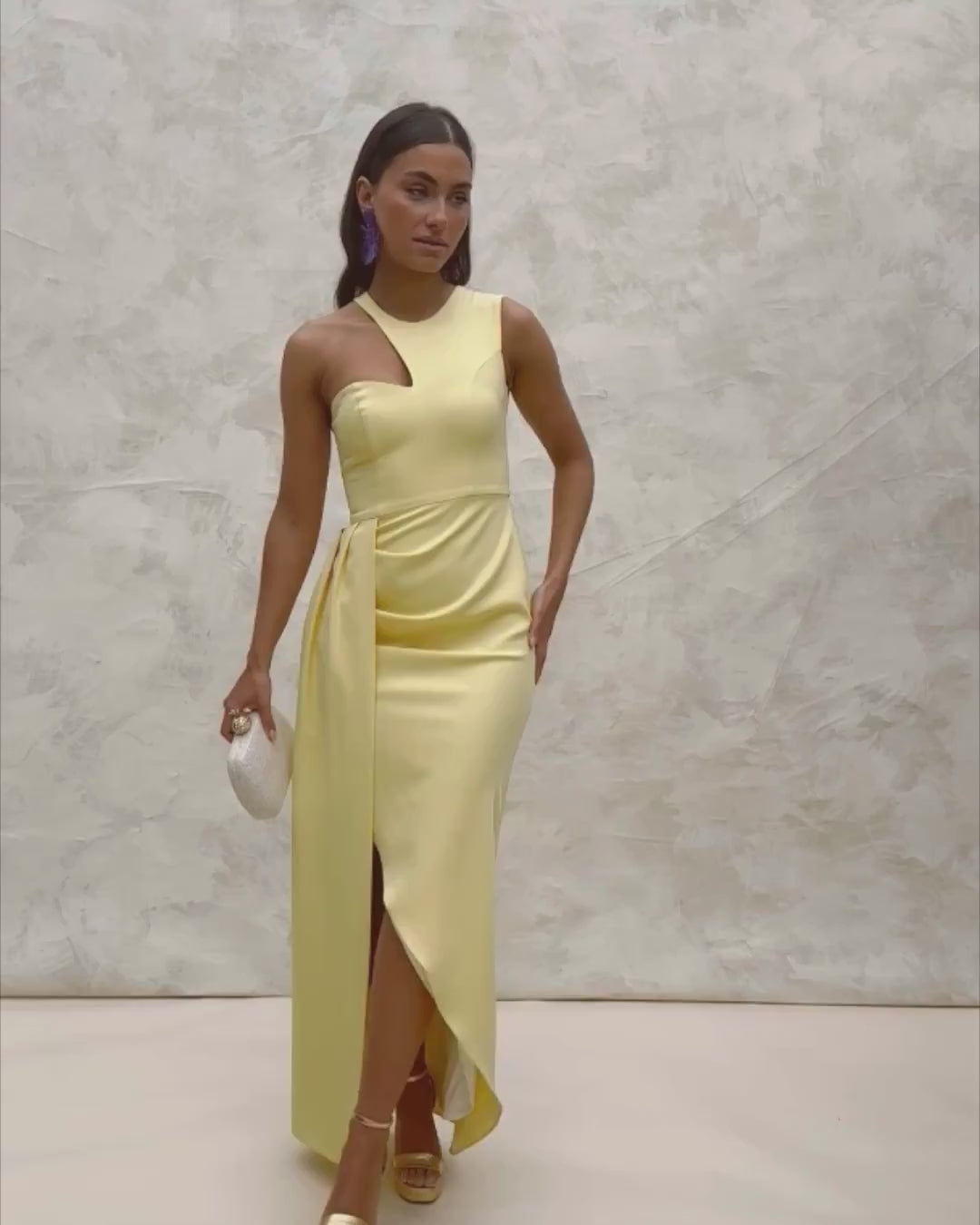 vestido invitada evento Corina Amarillo vestido largo cuerpo ceñido escote asiemtrico solo un hombro 
abertura al lado 