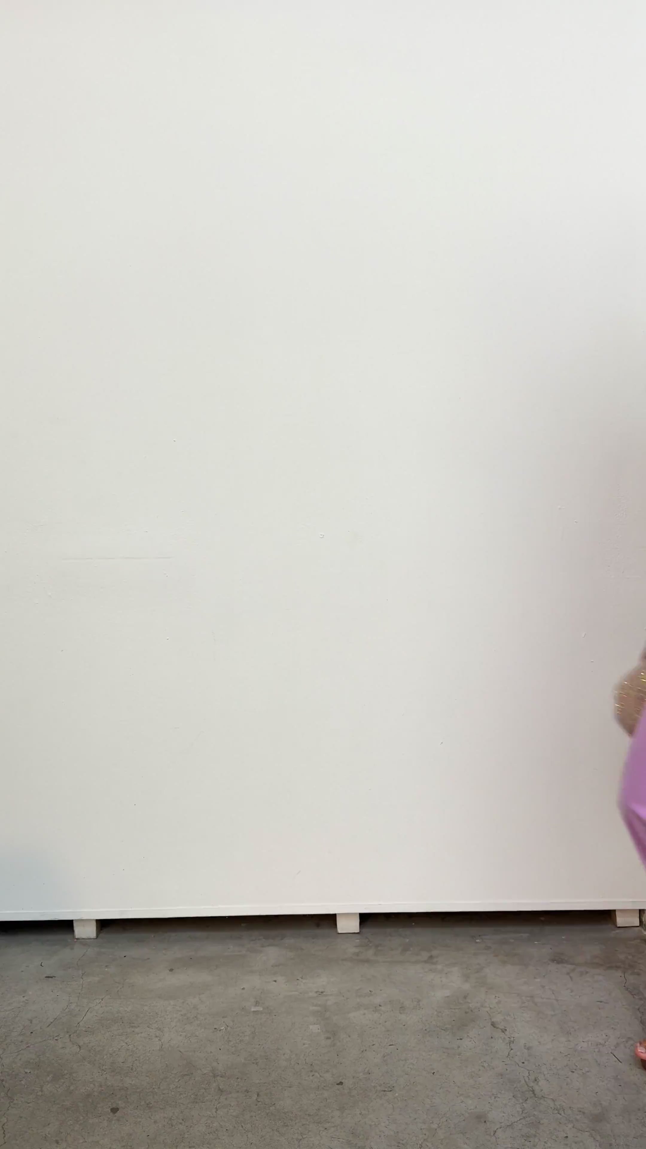 Vestido largo Pétalo Lila, con lazo en el hombro, corte asimétrico y falda entubada, Abertura trasera.