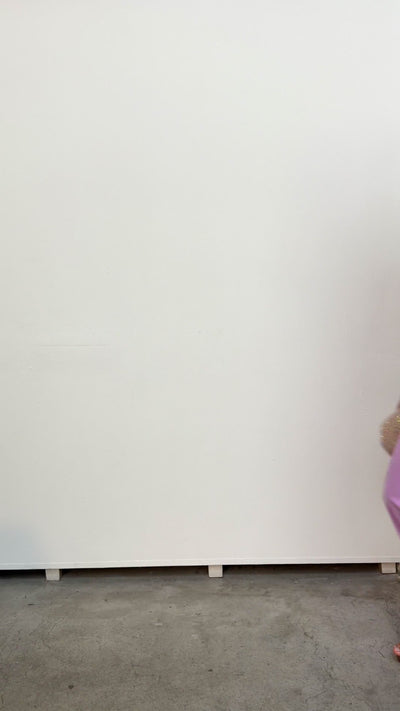 Vestido largo Pétalo Lila, con lazo en el hombro, corte asimétrico y falda entubada, Abertura trasera.