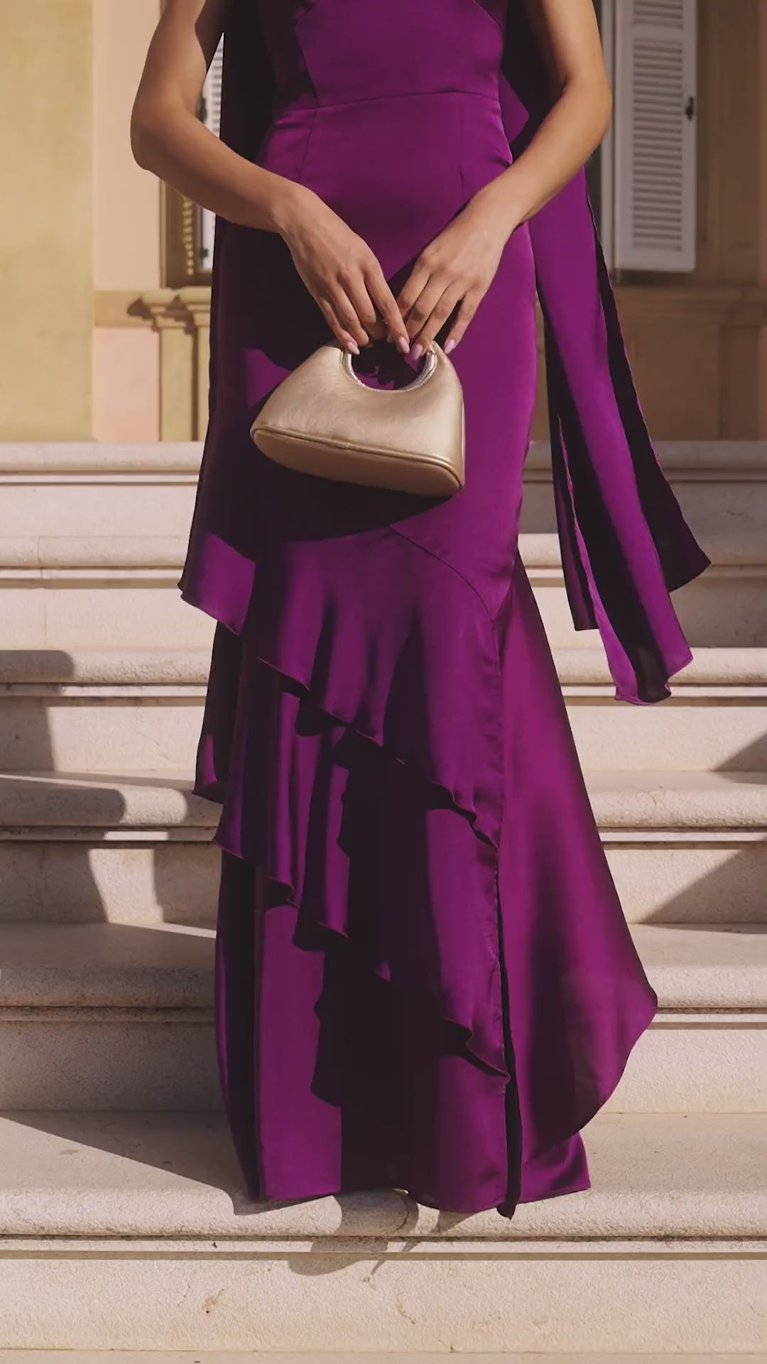 Vestido Georgina en raso morado con escote corset, tirantes finos y falda de volantes con abertura 