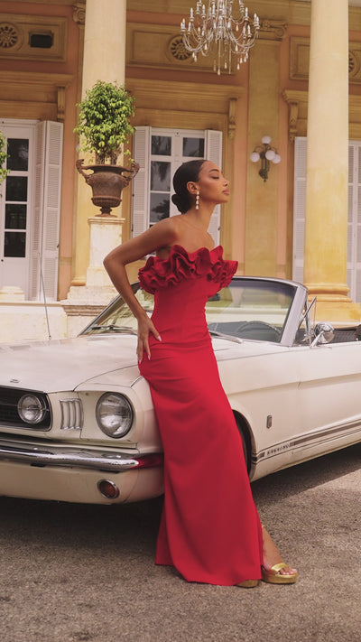 Vestido Vittoria rojo con escote palabra de honor y volantes.