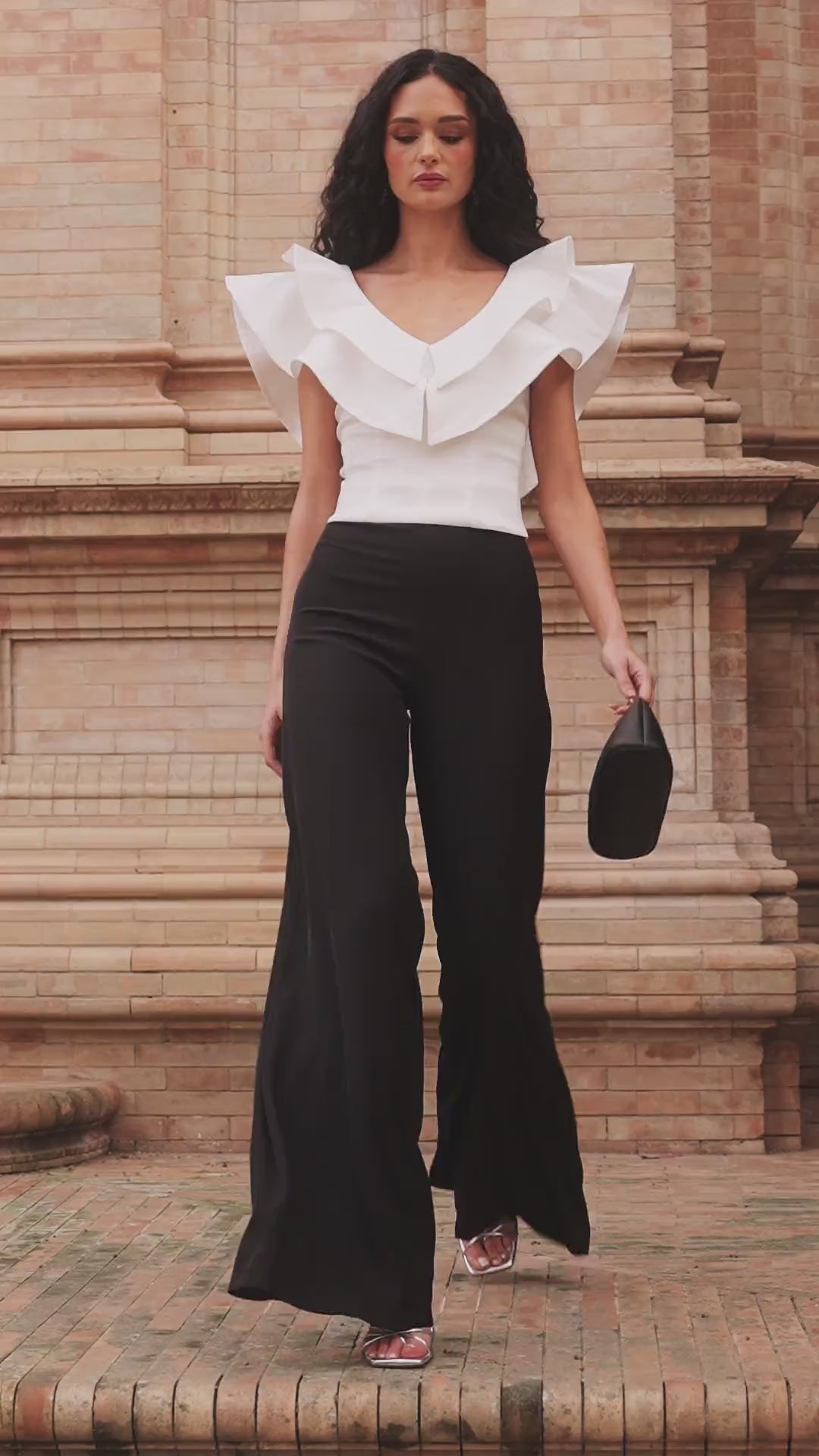 Top Azucena en crepé blanco con escote en pico y espalda con diseño en pico invertido, adornado con doble volante y costadillos.