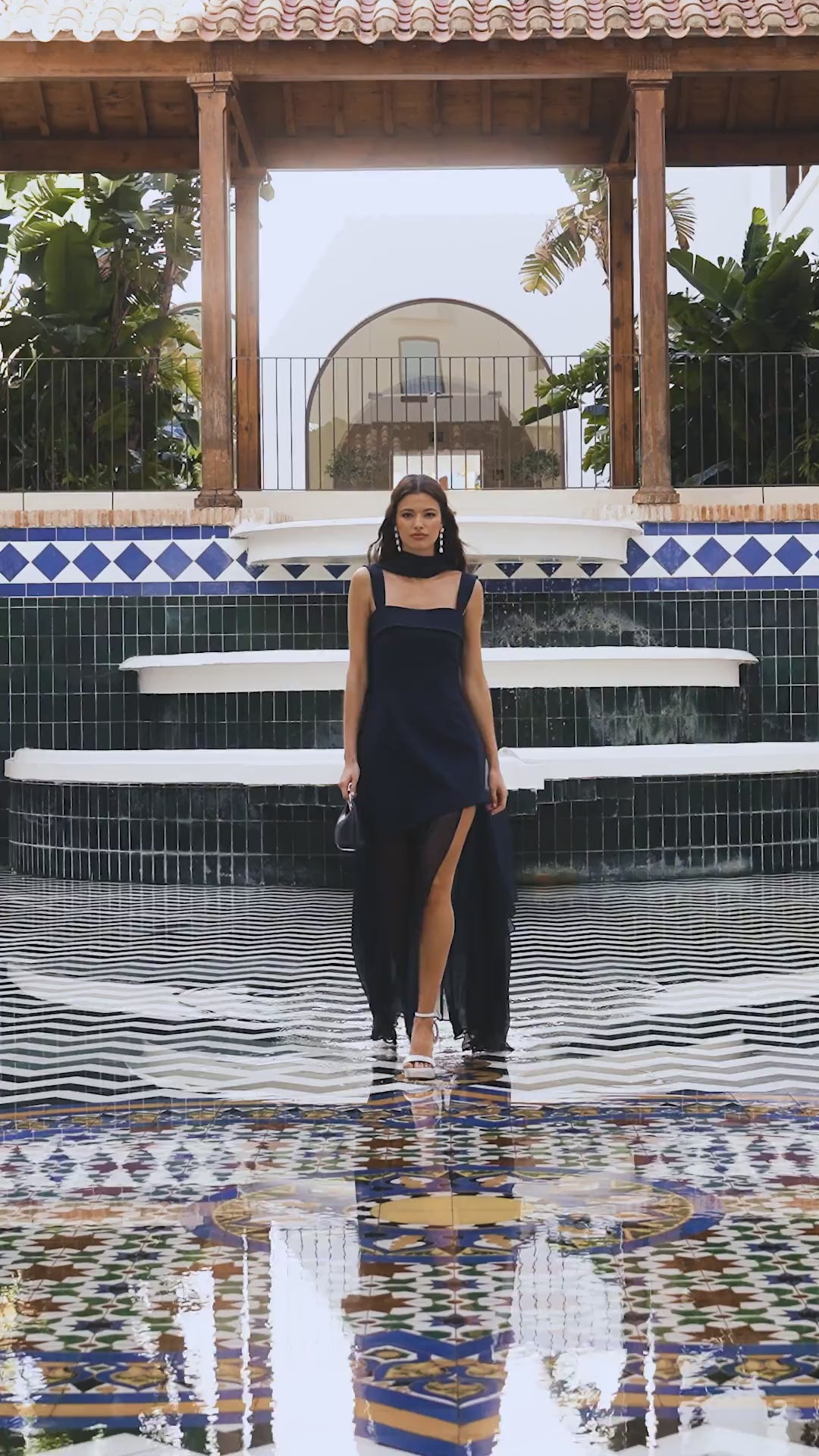 Vestido Ámbar Azul Marino ideal para las atrevidas. Con falda acampanada, gasa vaporosa y escote cuadrado.