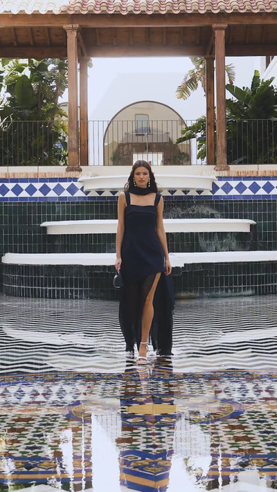 Vestido Ámbar Azul Marino ideal para las atrevidas. Con falda acampanada, gasa vaporosa y escote cuadrado.