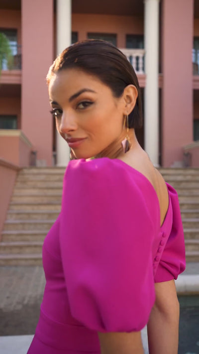 Vestido Invitada fiesta  midi elegante  sol magenta falda vuelo escote espalda mangas abullonadas 