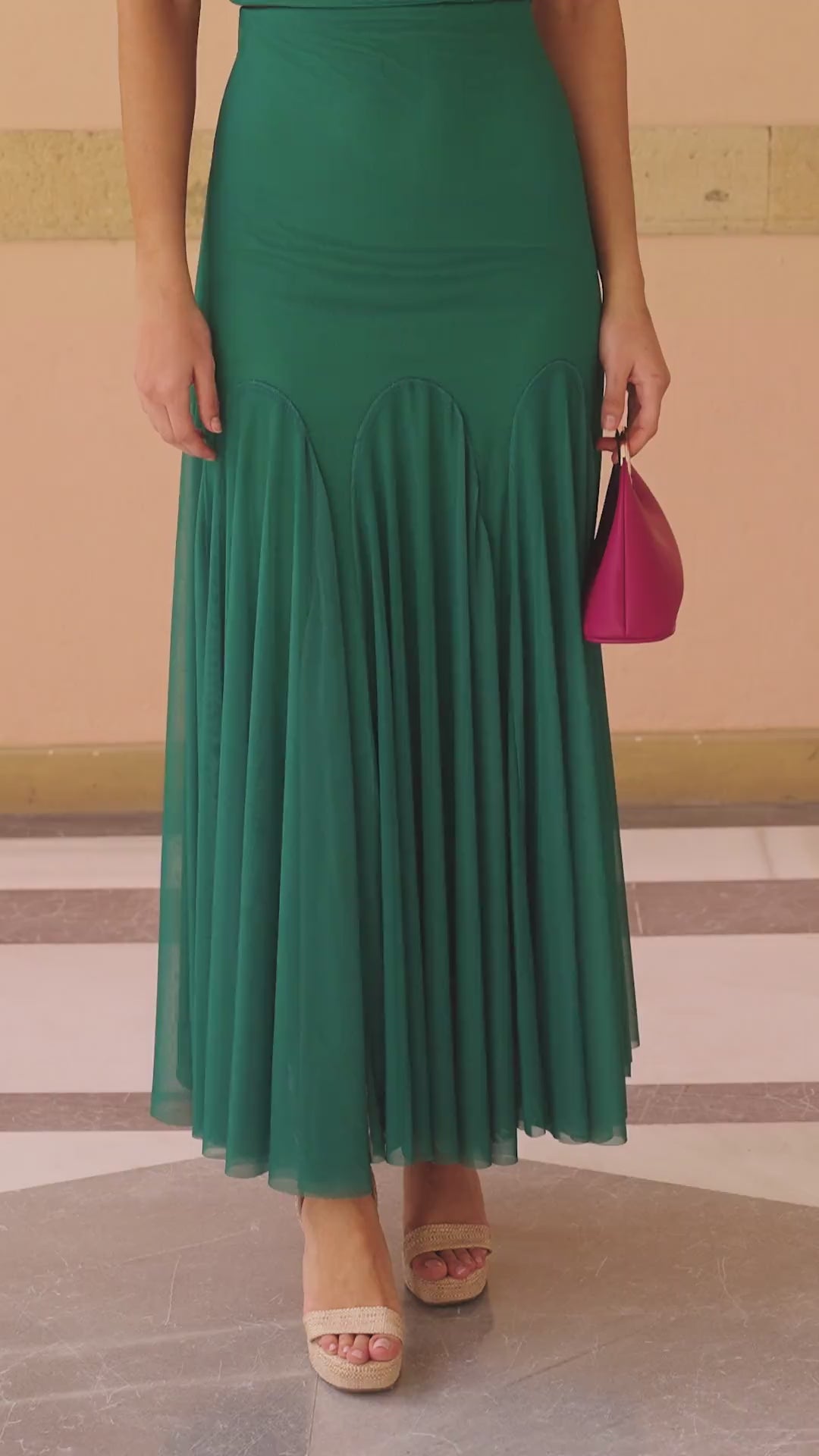 Top Marisol Verde, con escote asimétrico y fruncidos. 