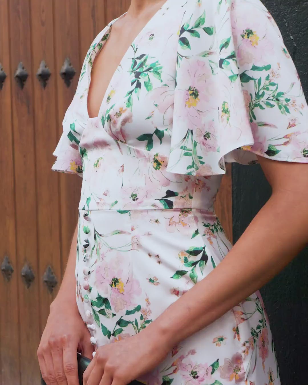 vestido invitada  evento Carmina floral blanco midi satinado  manga corta acampanado escote en  pico botones parte delantera abertura delantera 