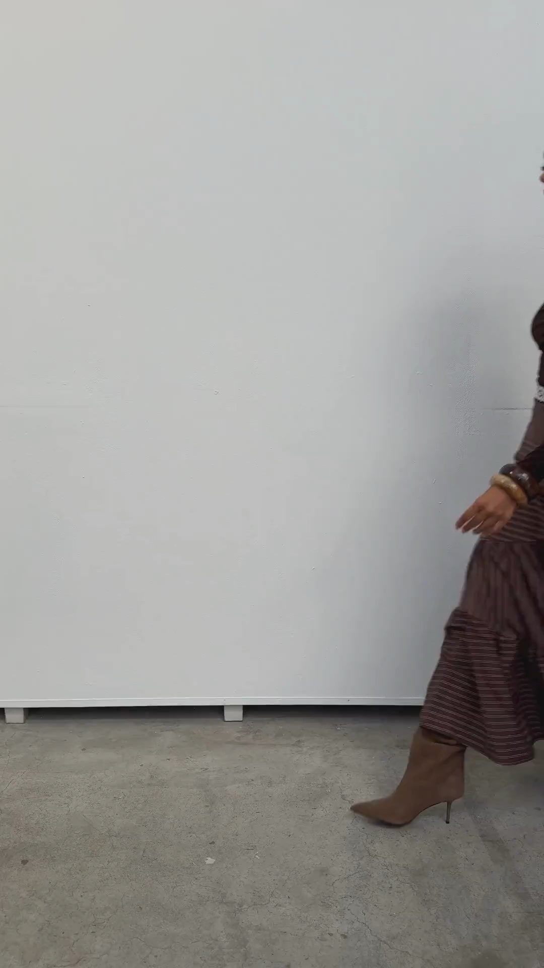 Miphai_Falda_Aurora_Estampado_Rayas_Marrón_Invitada