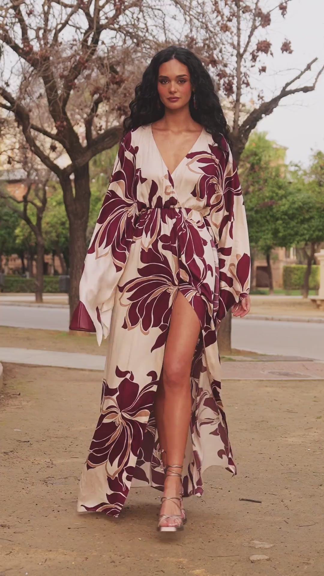 Vestido Rocio Largo estampado floral, con escote cruzado, manga asimétrica y falda cruzada. 