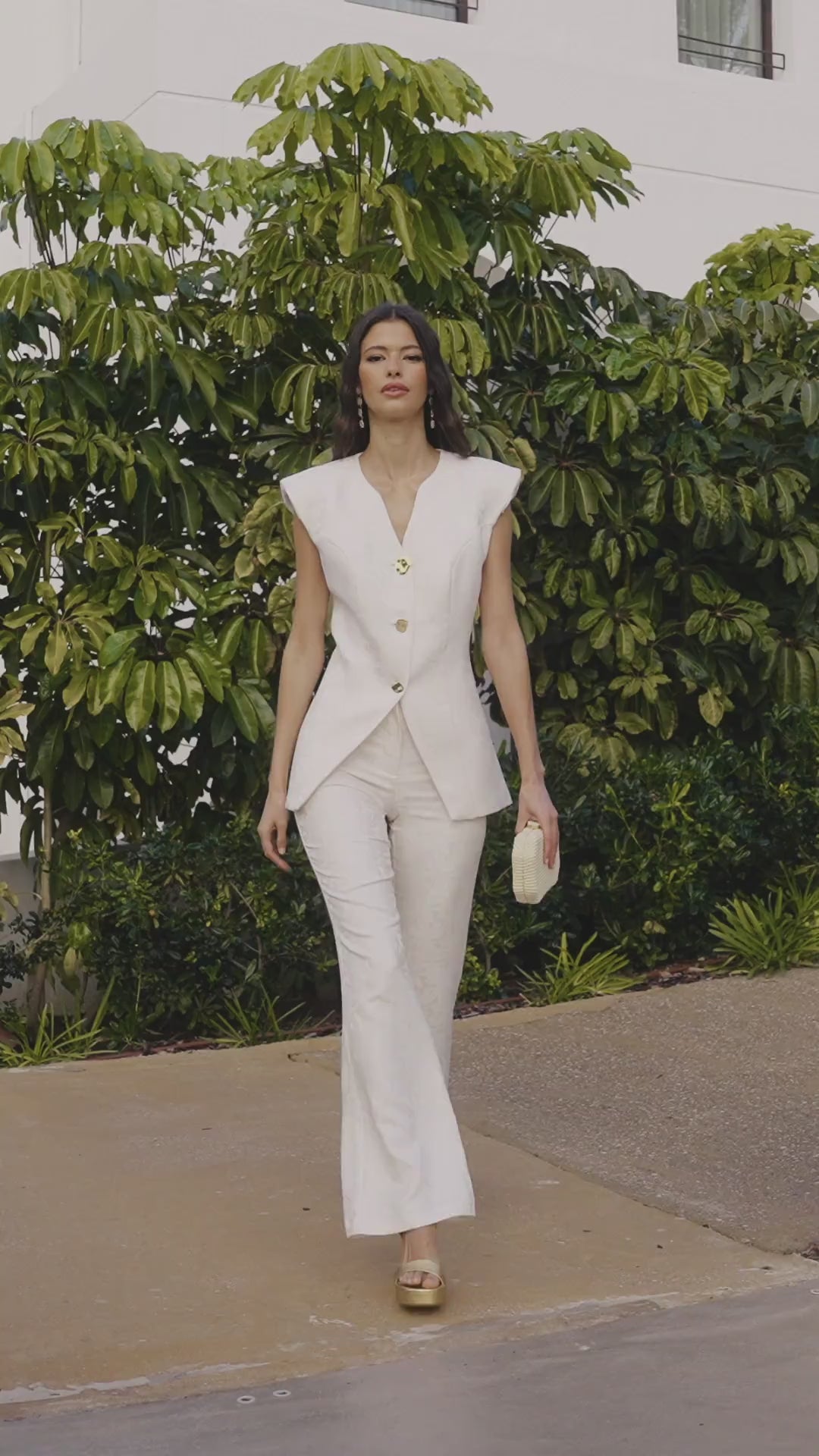 Chaleco Rio blanco crudo entallado con escote en V, botones dorados y hombreras