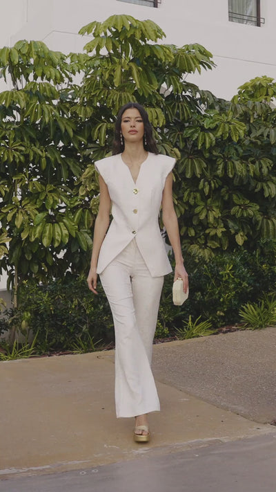 Chaleco Rio blanco crudo entallado con escote en V, botones dorados y hombreras