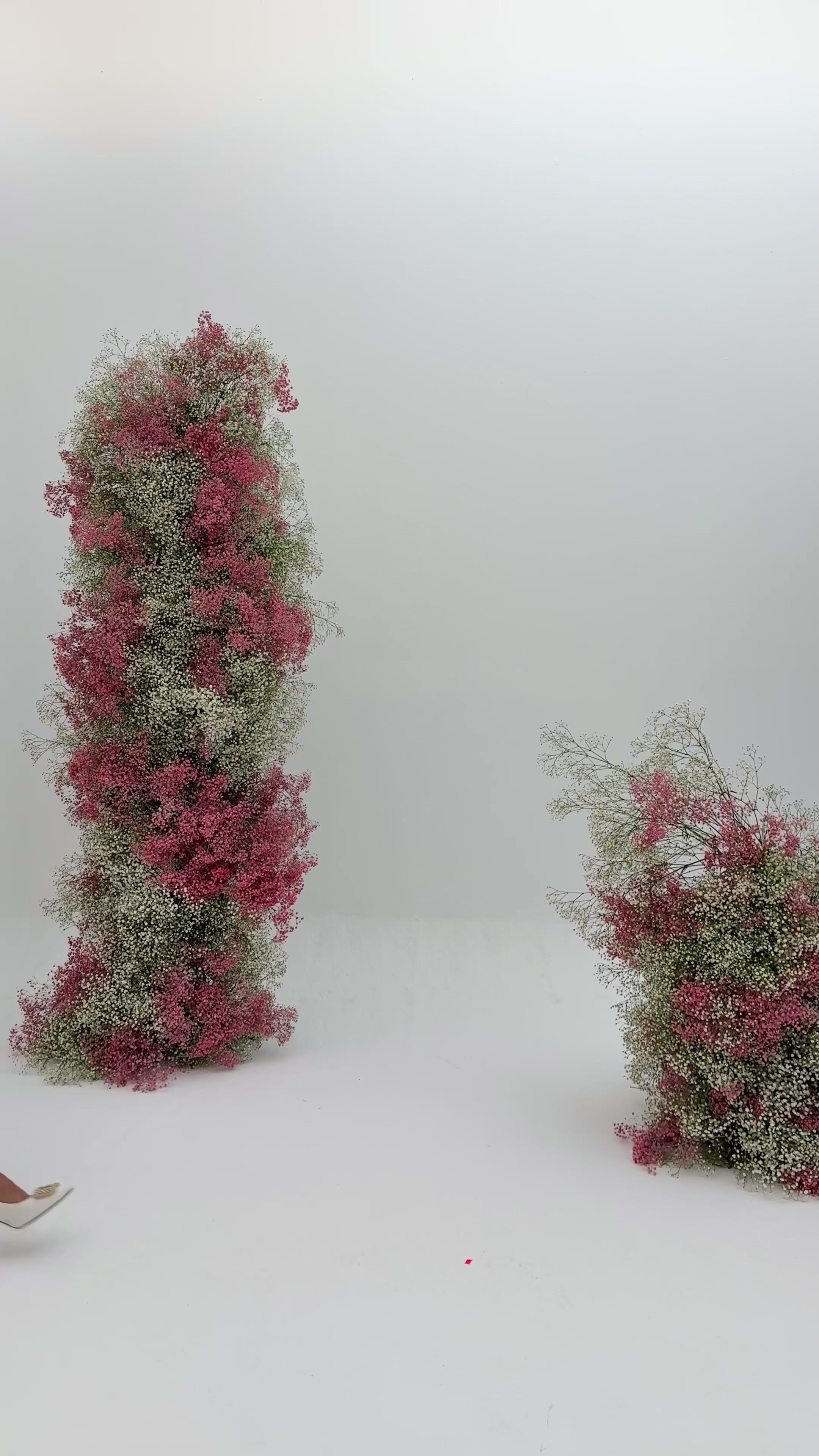 Set de dos piezas en estampado tweed dorado y blanco, con chaqueta sin cierres y vestido a juego