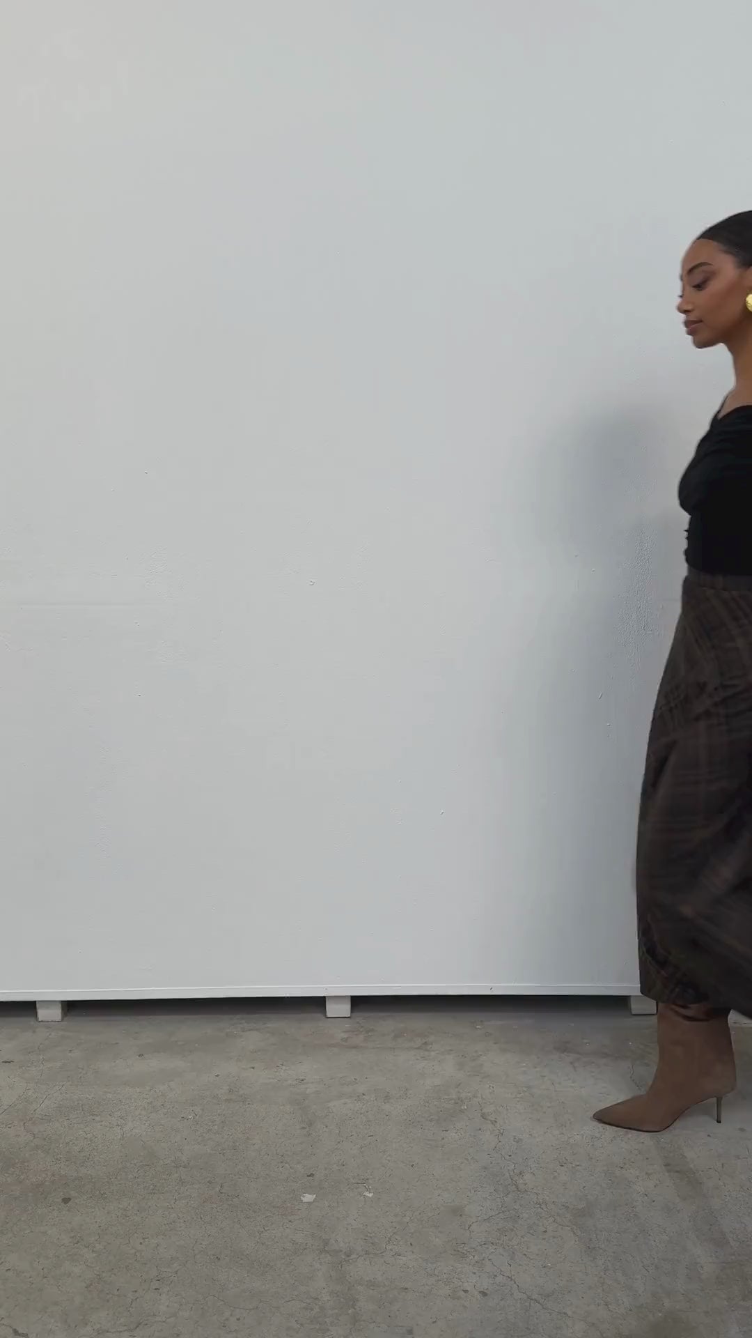 Miphai_Falda_Eos_Cuadros_Marrón_Invitada