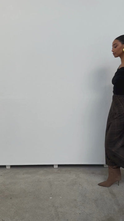 Miphai_Falda_Eos_Cuadros_Marrón_Invitada