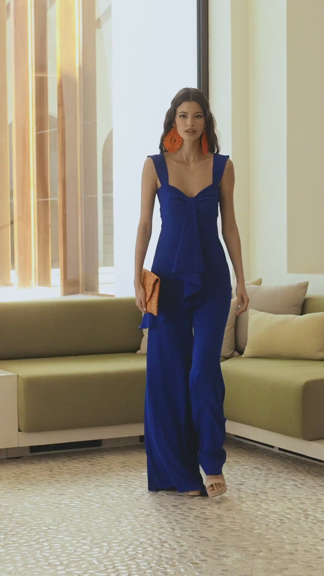 Top Salsa azul en crepé con escote drapeado, volante asimétrico y forro