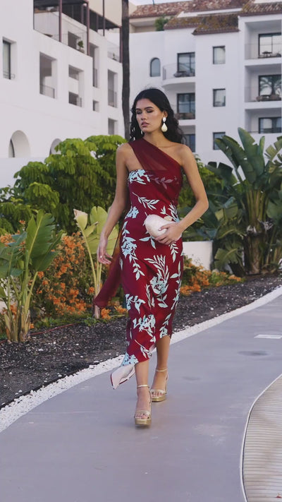 Vestido Musa Estampado Marrón con escote palabra de honor, chal multiposición y corte asimétrico