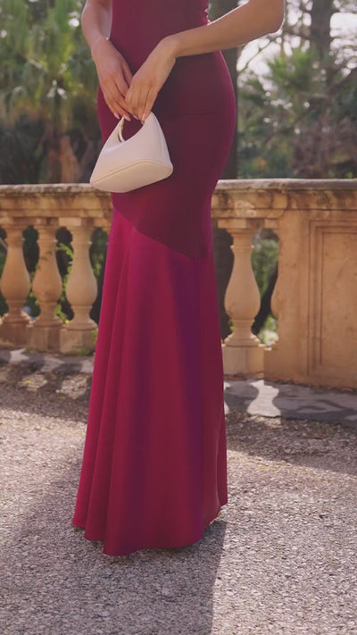Vestido Verona en color granate de escote asimétrico y falda sirena en raso