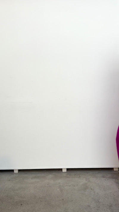 Vestido largo Pétalo Buganvilla de crepé, con lazo en el hombro y falda entubada con abertura trasera. 