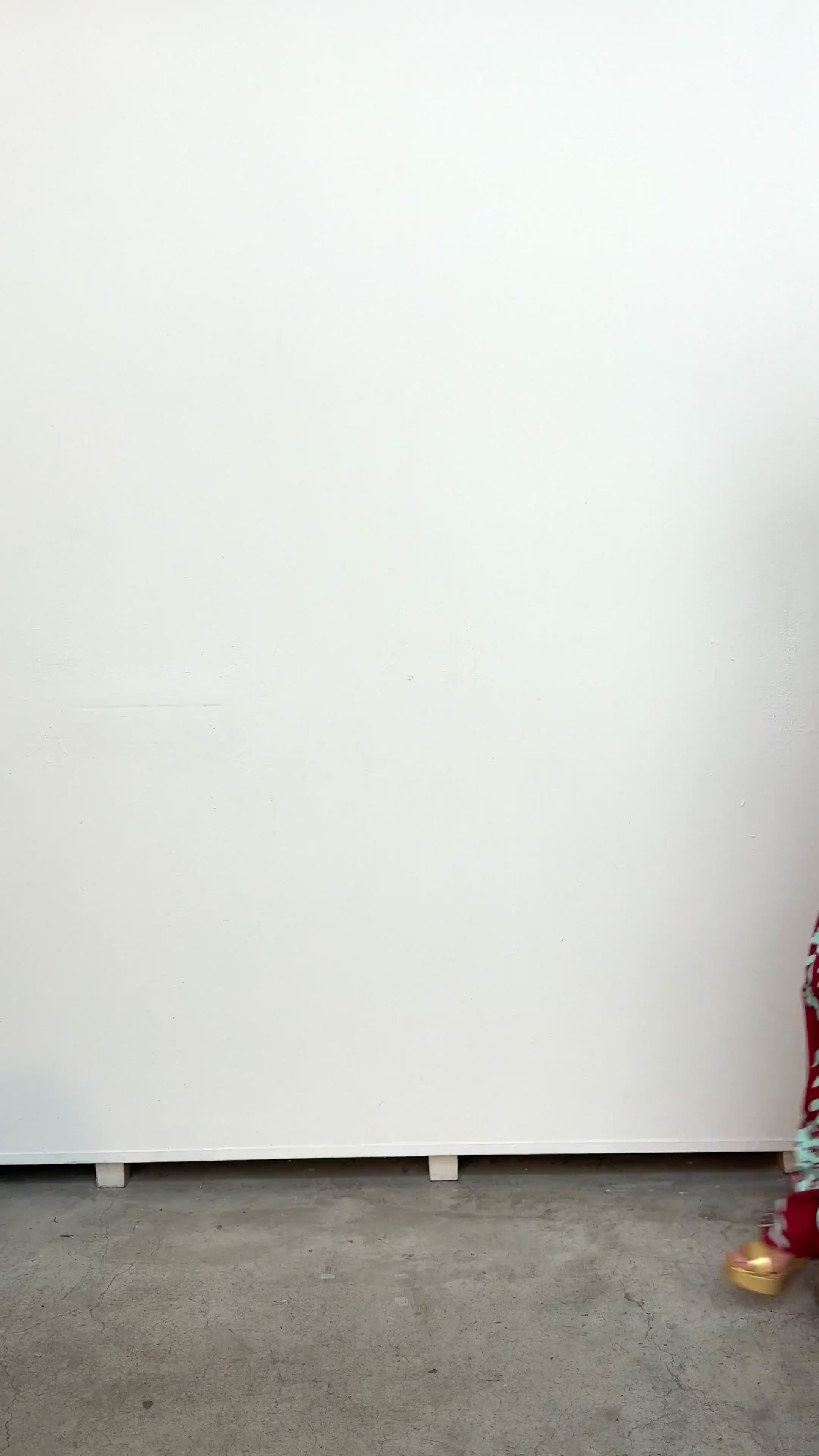 Top Asimétrico Gabi en aguamarina, con tirante de doble cruce en crepe satén 