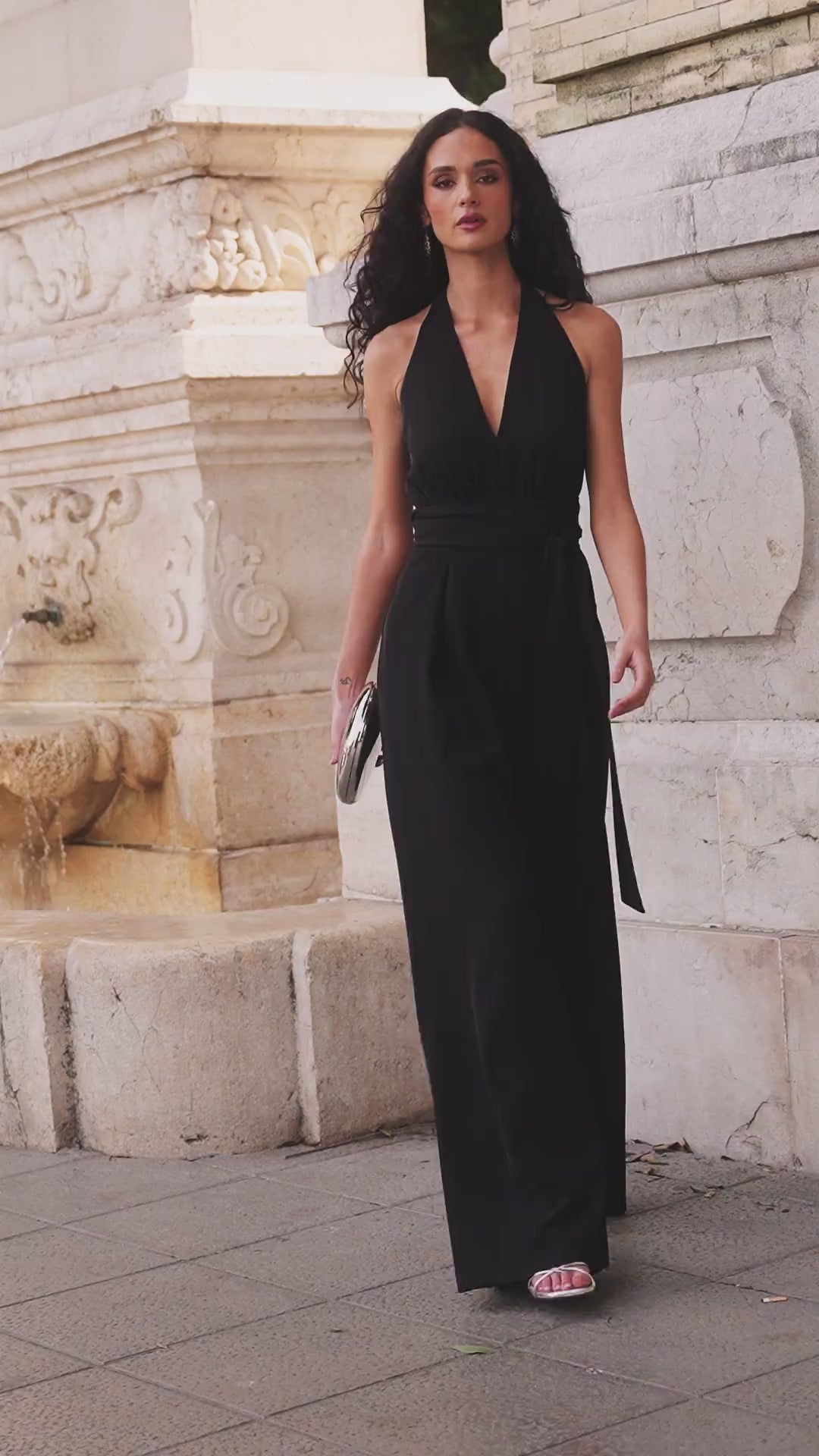 Mono Astible en crepé Negro, con cuello halter, escote en V y pantalón de pata elefante